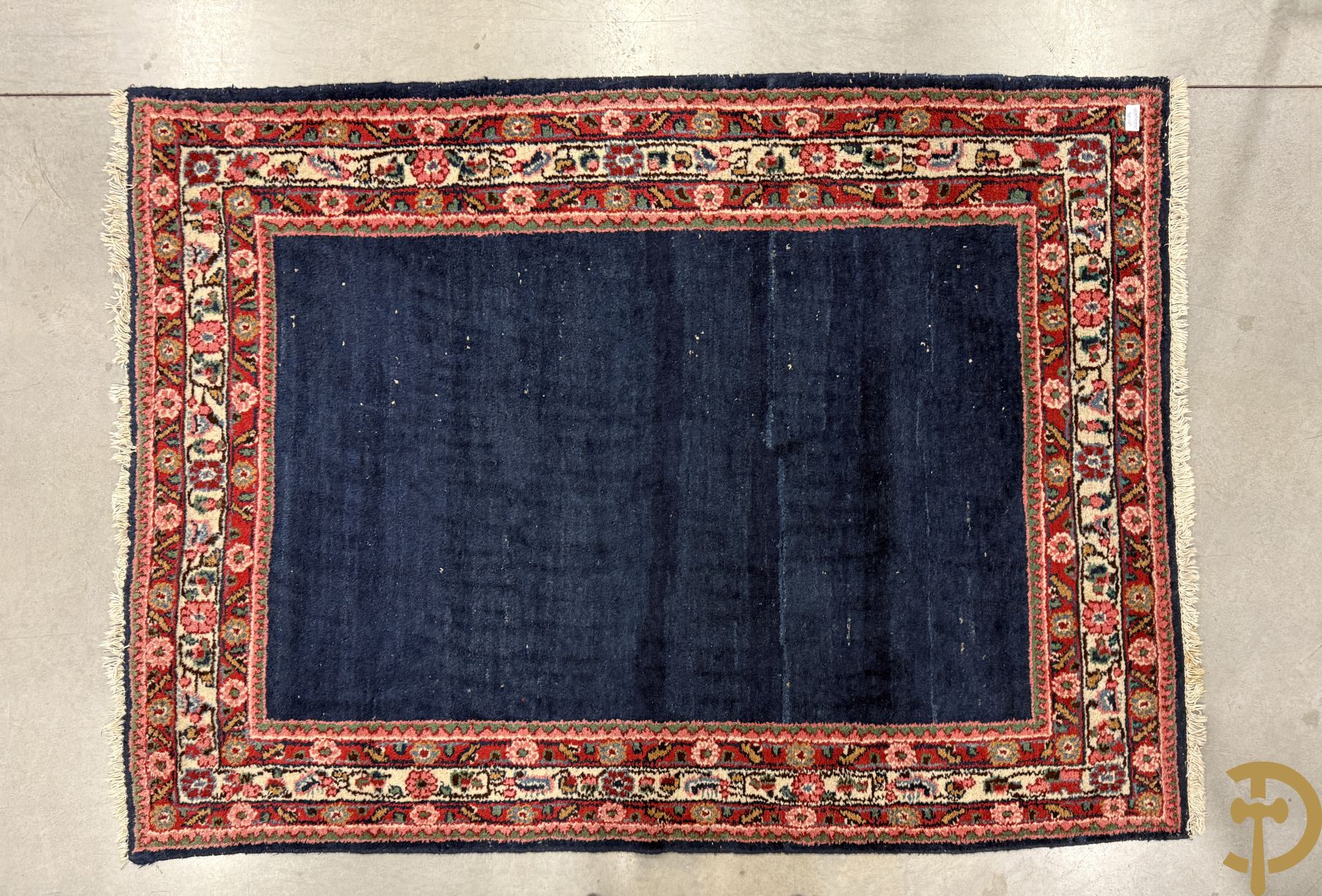 Drie oosterse handgeknoopte tapijten met blauwe fond