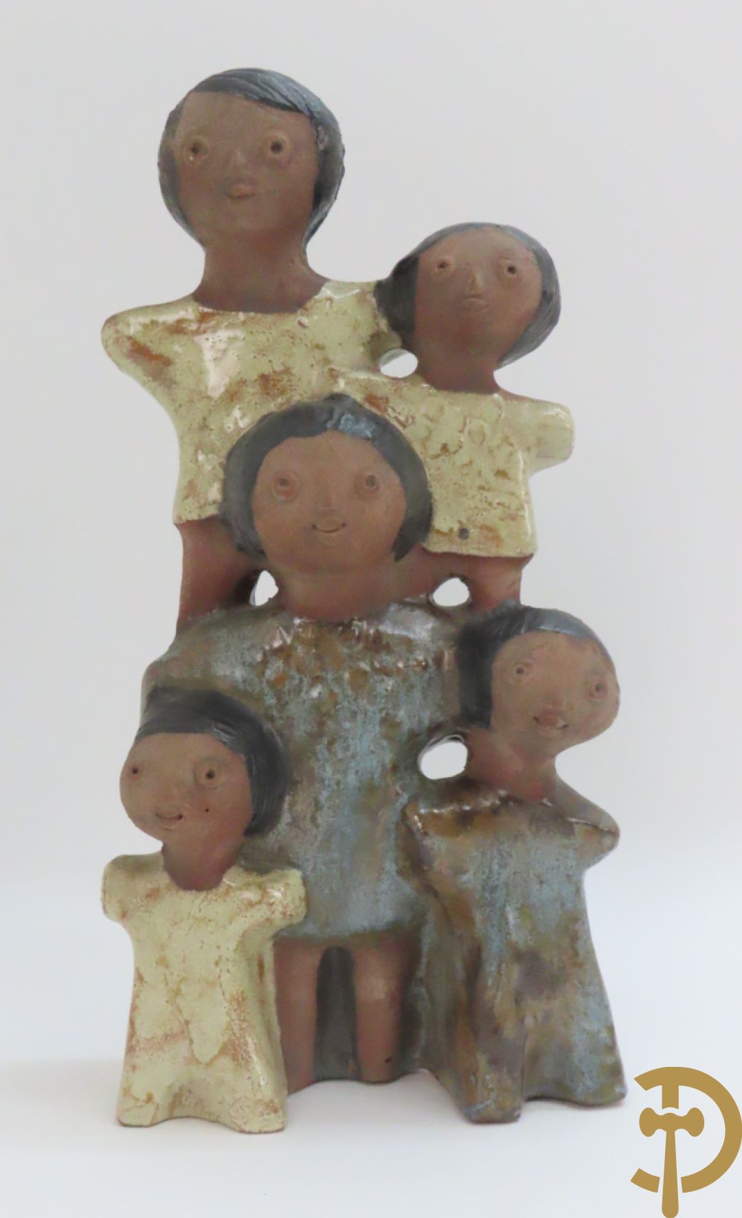 Zes vintage keramiek sculpturen w.o. zeemeermin van Amphora, keramieken vis, plakkette van doedelzakspeler, groepje met 5 kindjes, bord RP gemerkt en basrelief met vissen Vermeire P.