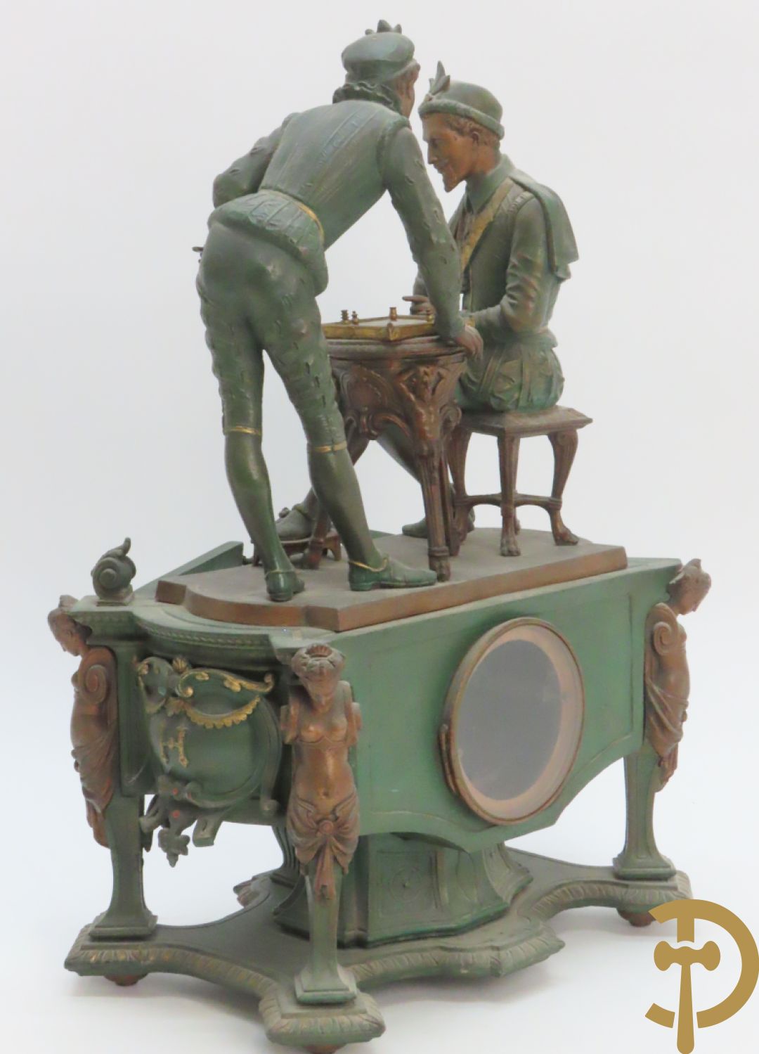 Driedelige kunstbronzen garnituur bestaande uit pendule met paar schakende edelheren, bezet met kariatiden - geflankeerd door paar driearmige kandelaars gehouden door 2 edelheren