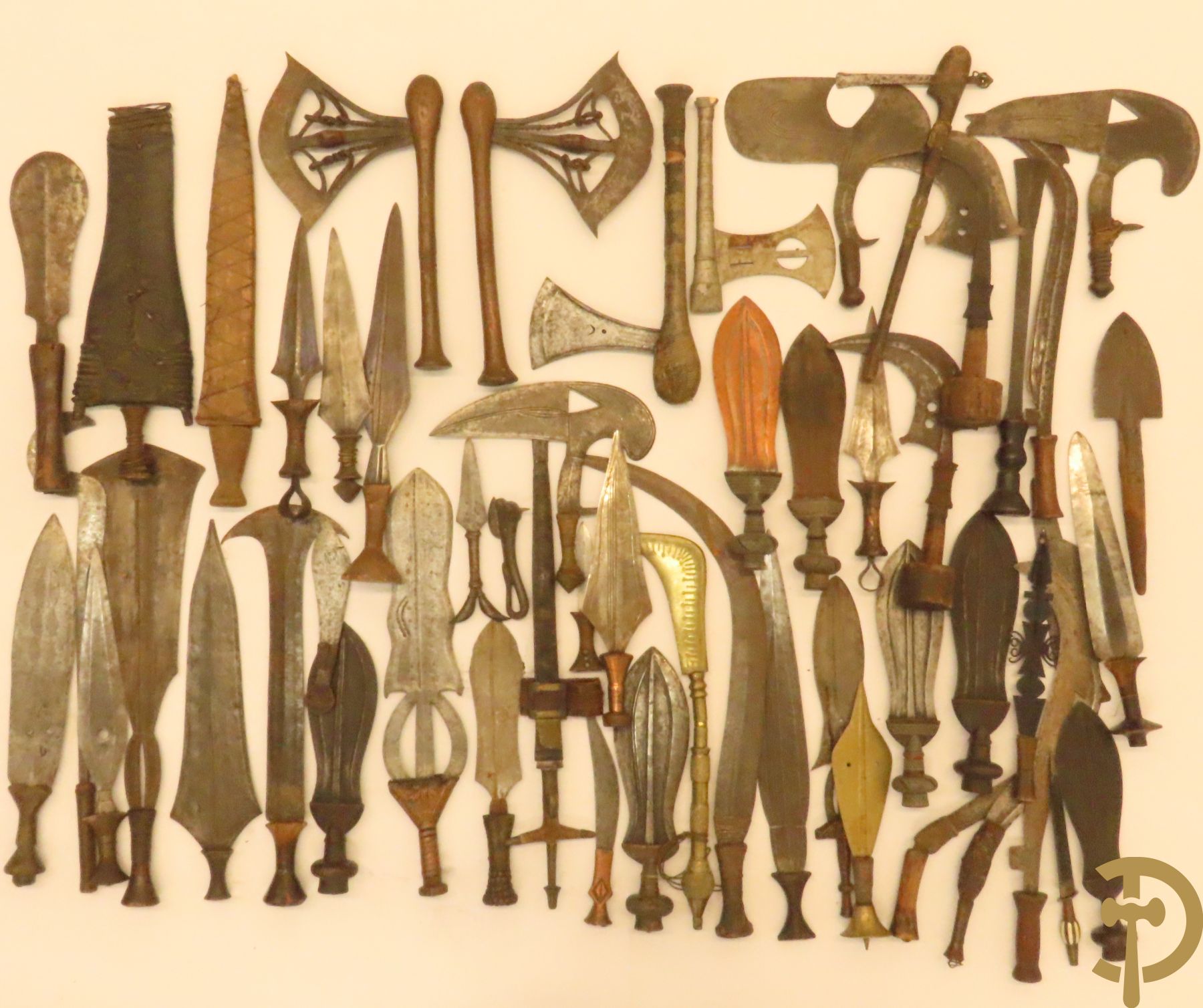 Verzameling mooi bewerkte Afrikaanse machetes, messen, speren, bijlen e.a.