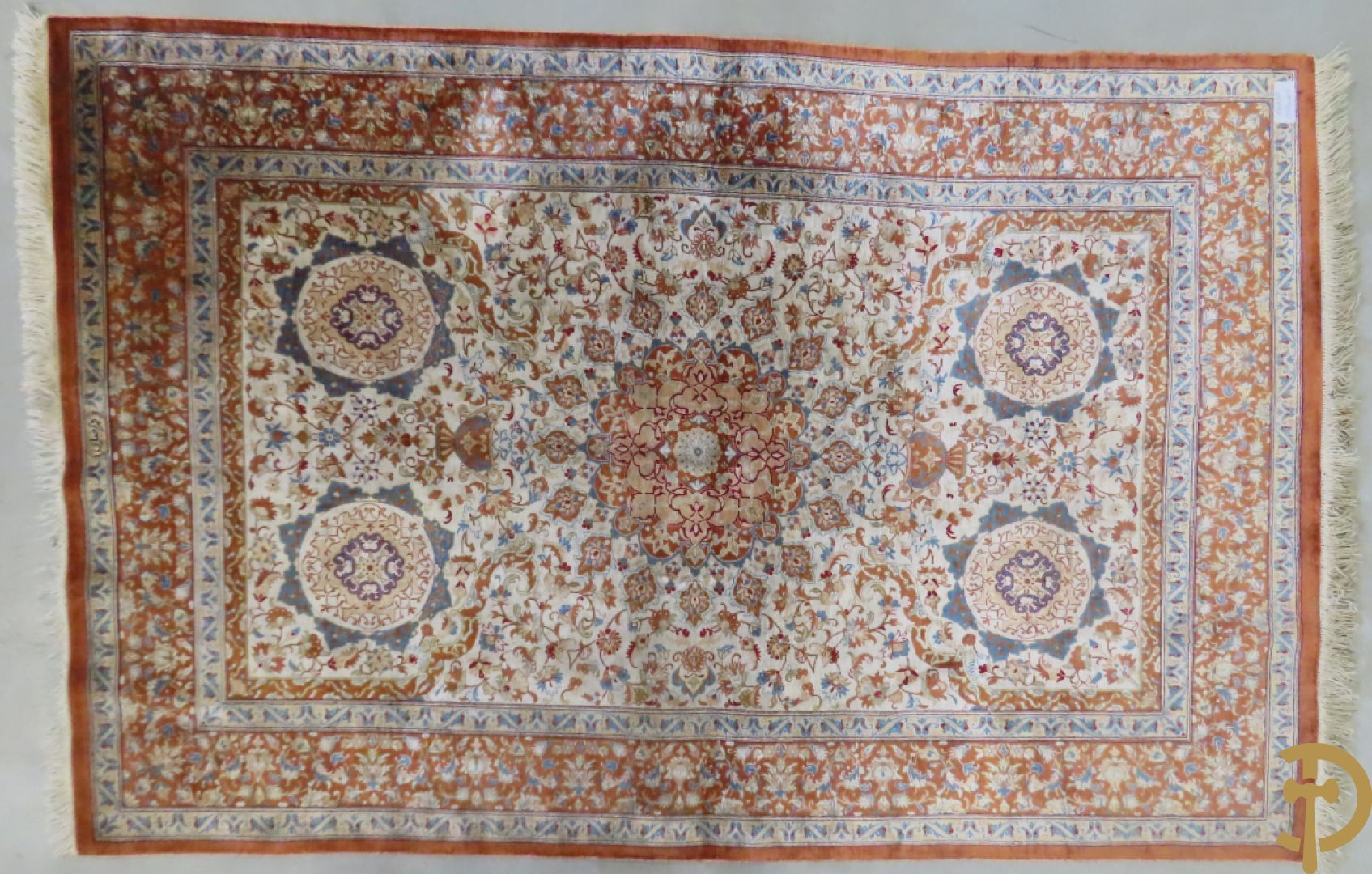 Oosters handgeknoopt gesigneerd tapijt Ghoum zijde op zijde met amforen en bloemenmotieven