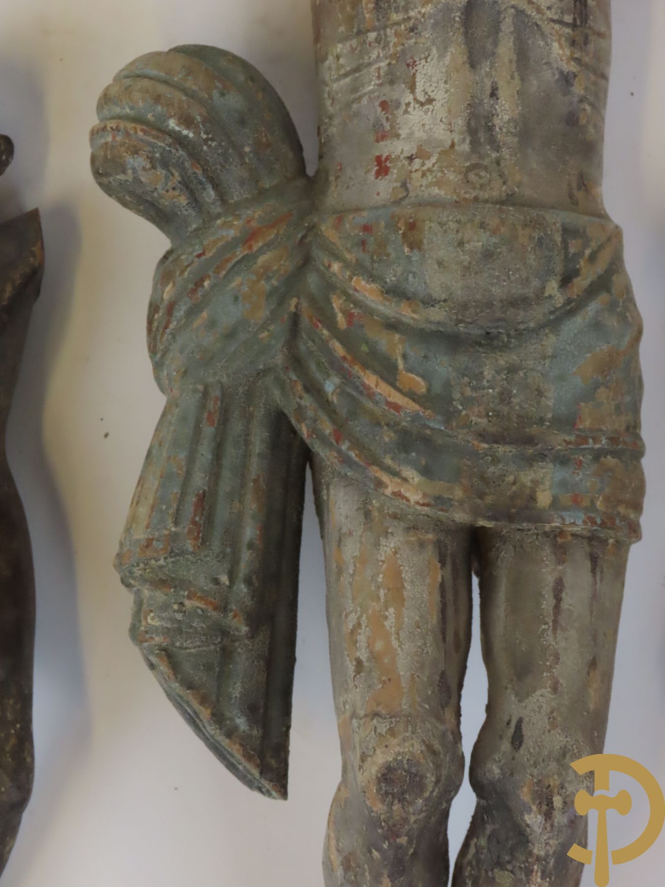 Vier houtgesculpteerde corpussen