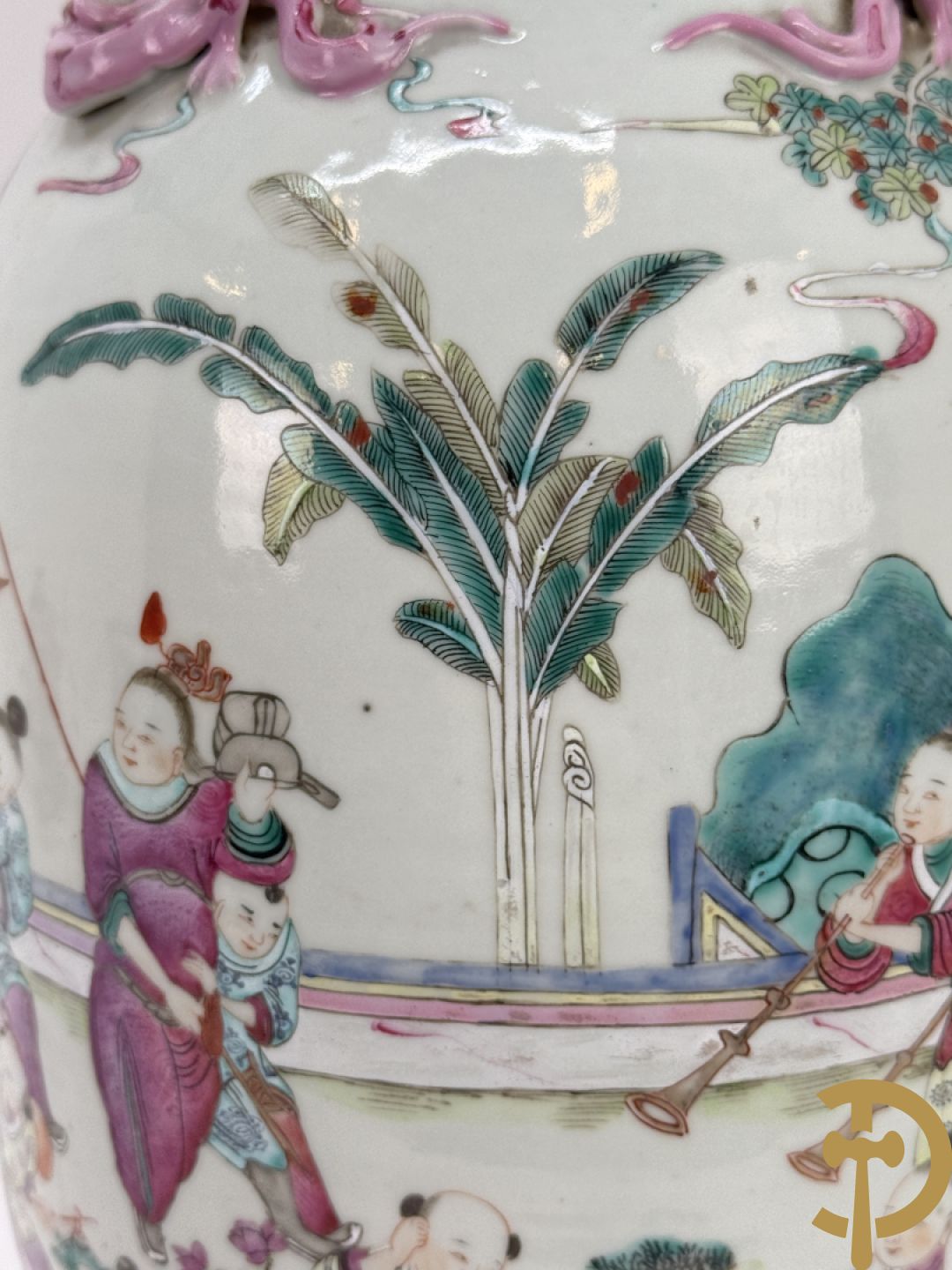 Chinese porseleinen vaas met dubbel decor van dieren, personages, dames en kinderen