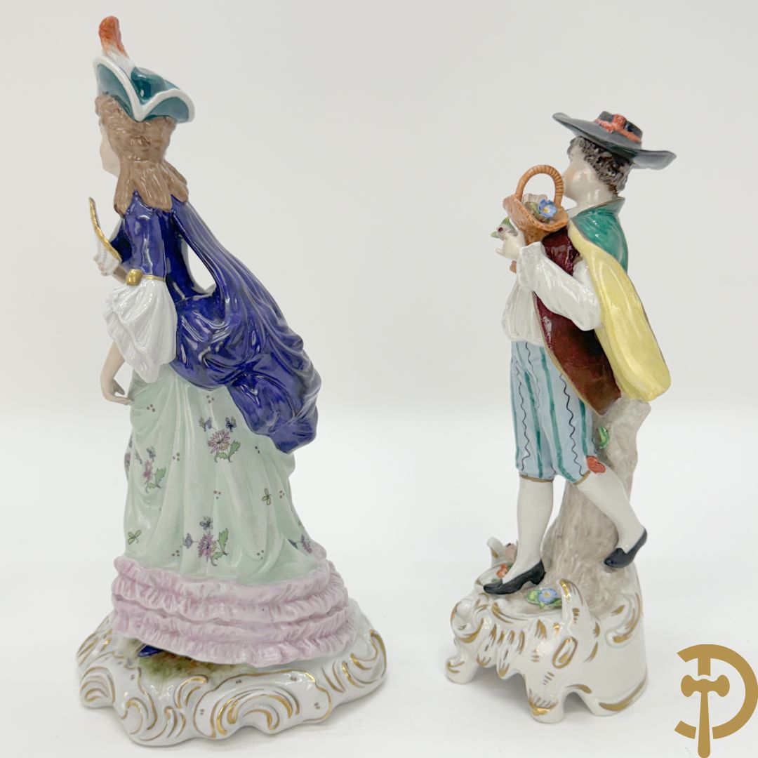 Vijf porseleinen lieftallige figuren, Unterweisbach en Sax + 2 porseleinen consooltjes met rocailles