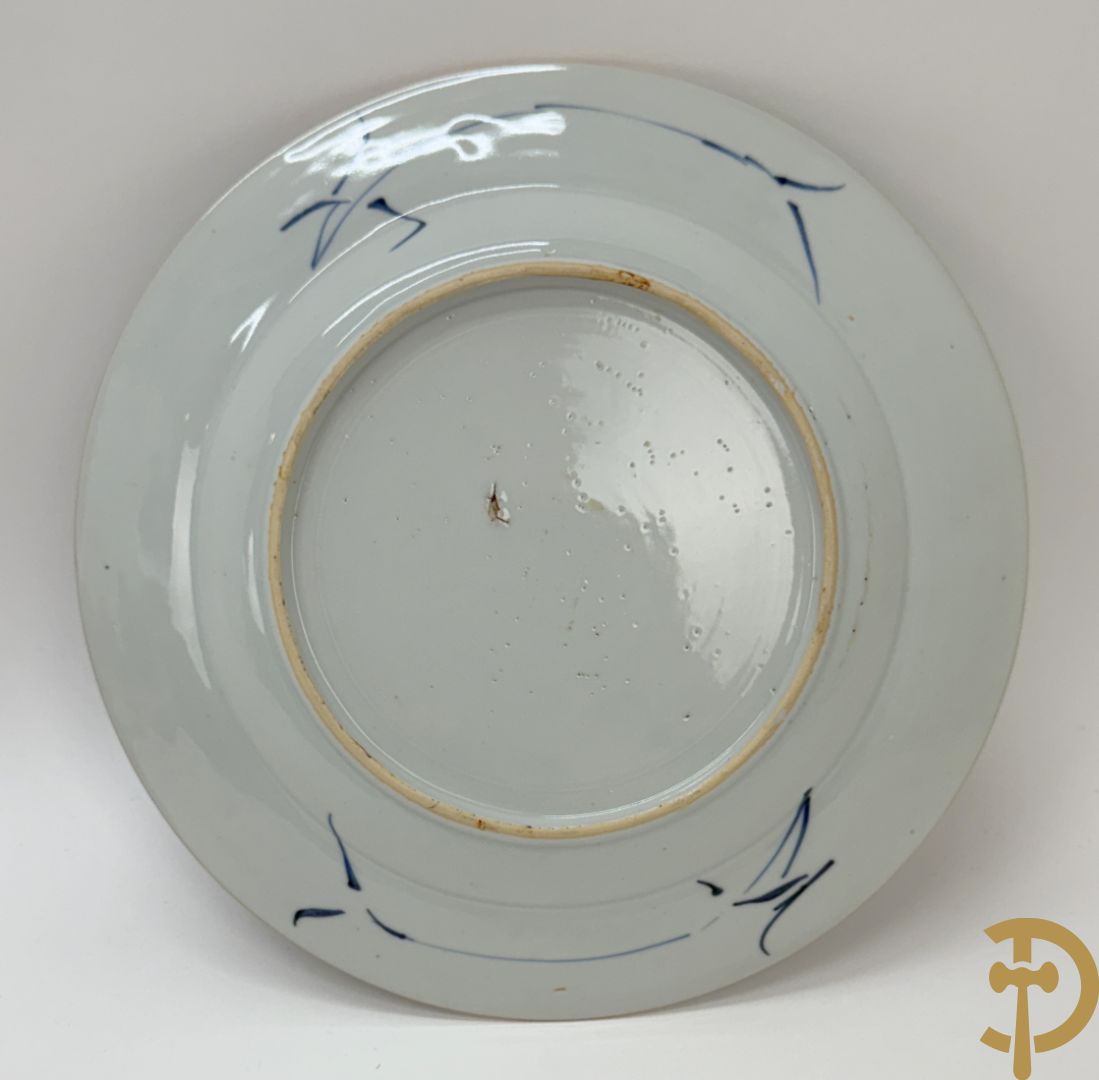 Acht Chinese porseleinen blauw/wit bordjes met bloemendecor, Kangxi