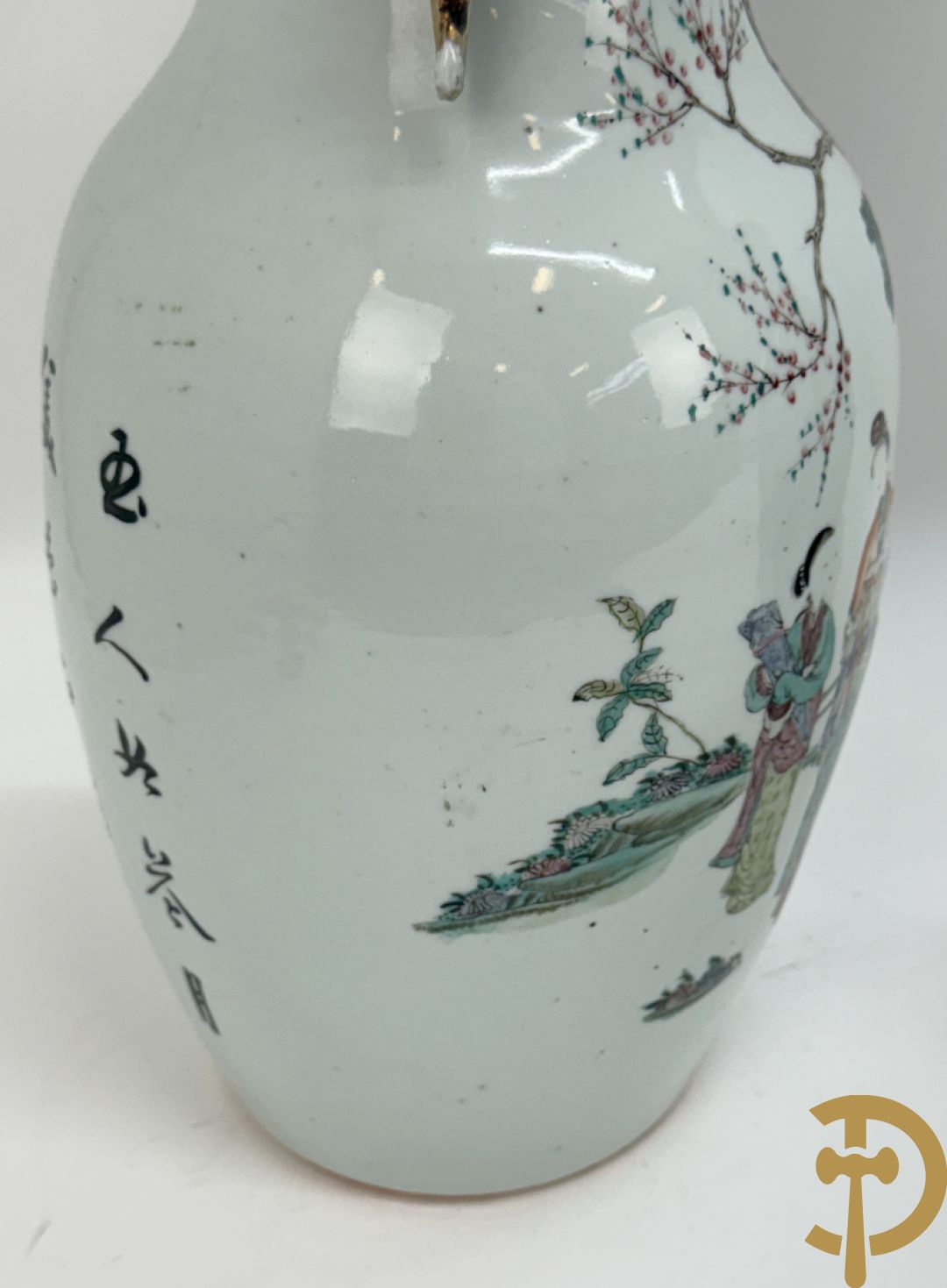 Paar Chinese porseleinen vazen met geisha decor en dames in landschap