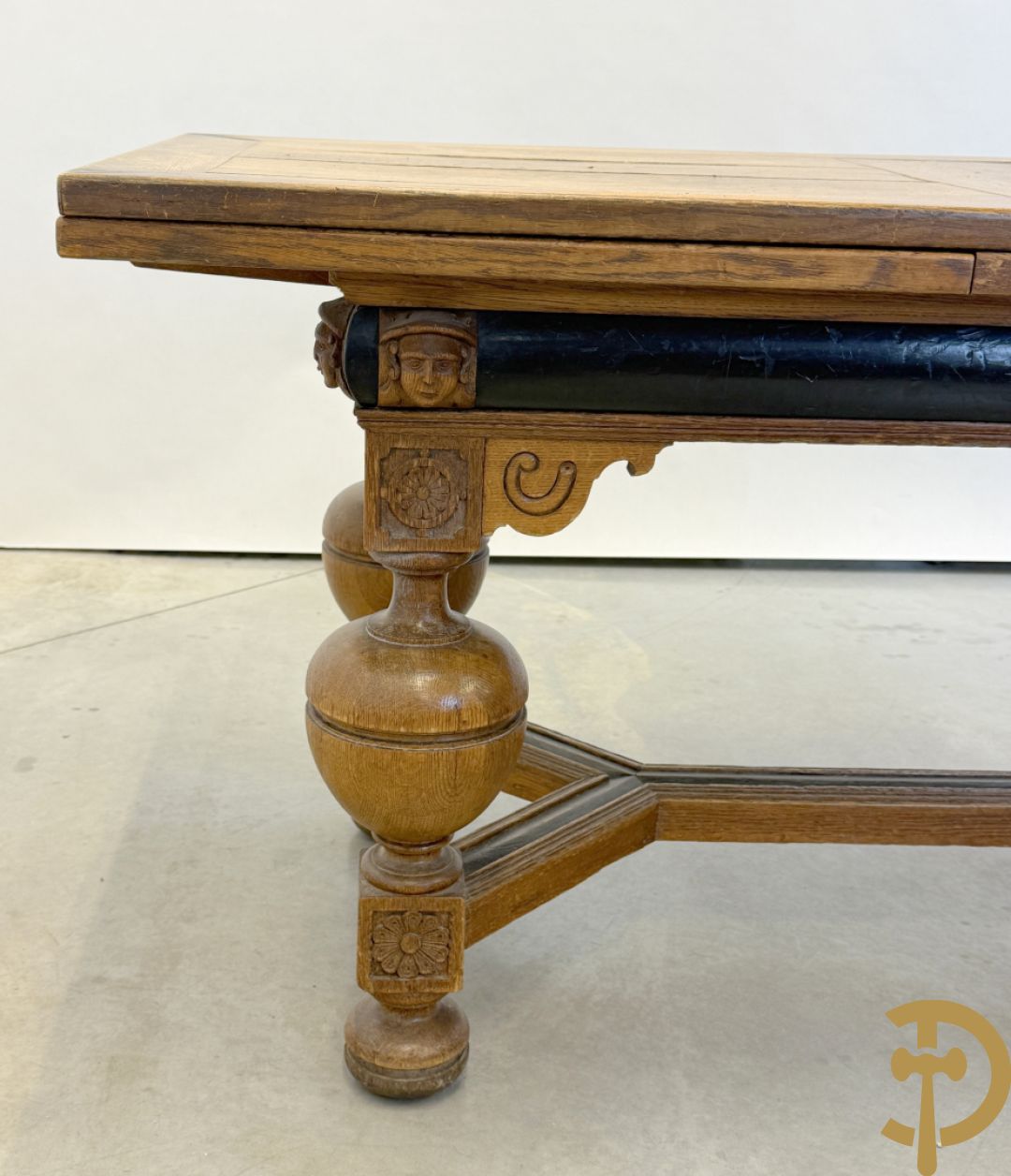 Eiken Neo Renaissance bolpoottafel bezet met rosassen en gesculpteerde kinderkopjes