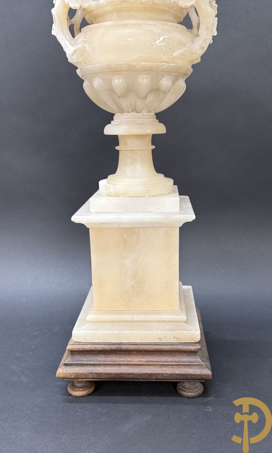 Paar handgesculpteerde albasten vazen met bloemen- en accanthusranken