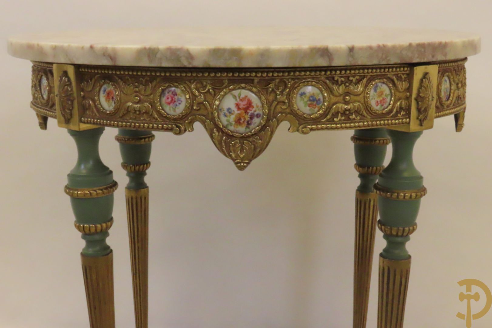 Koperen ronde bijzettafel bezet met porseleinen plakkettes