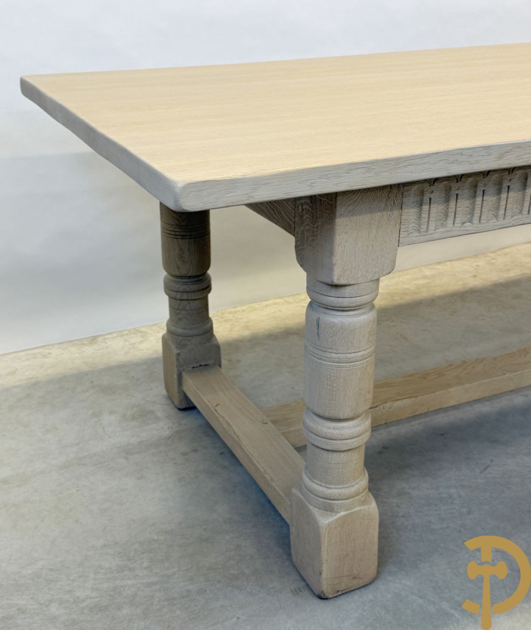 Eiken geceruseerde lange tafel met zijdelingse cannelures op ballusterpoten