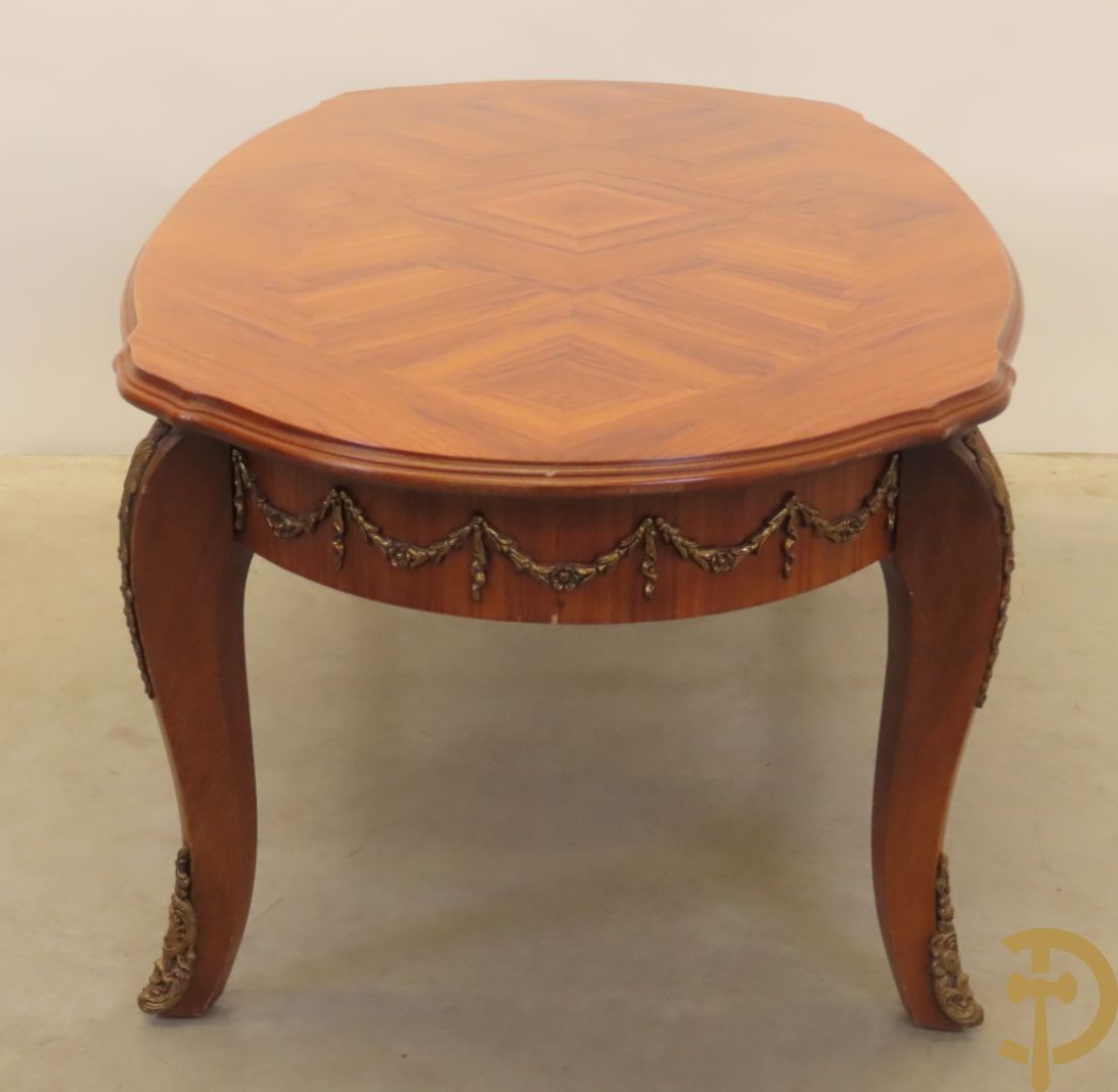 Notelaren ovale salontafel bezet met bronsbeslag