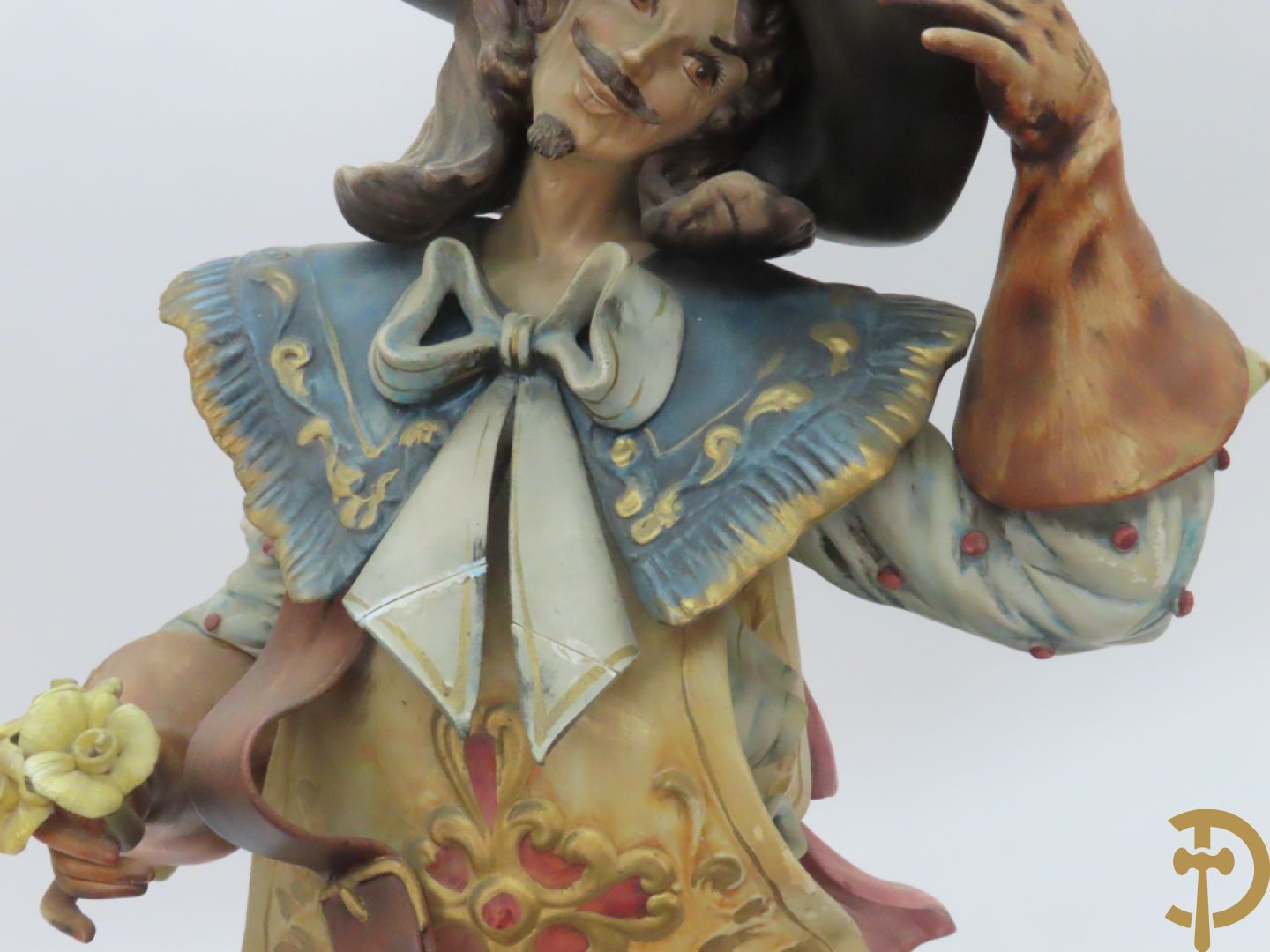 Twee Italiaanse beelden in meerkleurige faience, Cirano de Bergerac