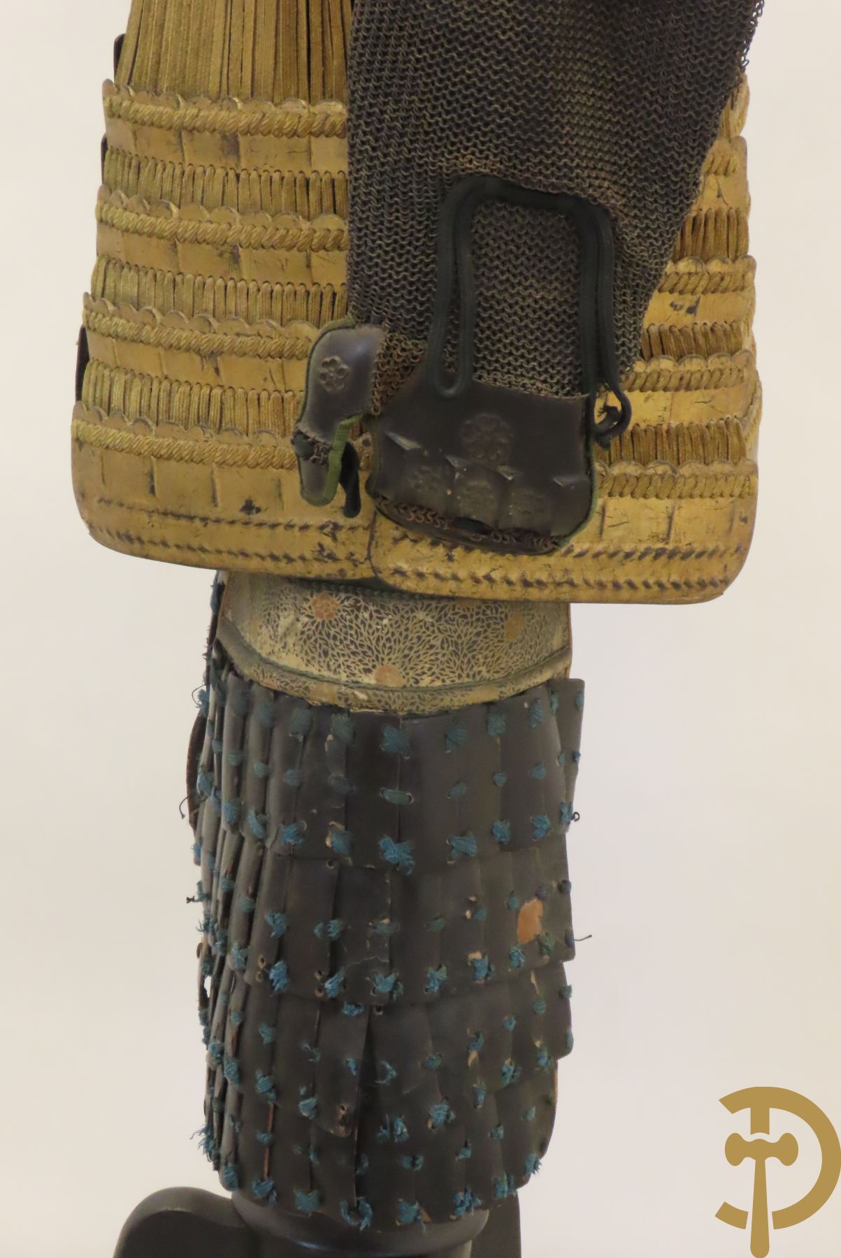 Aziatische antieke samurai uitrusting met helm gemonteerd op statief - type Okegawa Gusoku van ijzer en Kusari in leder.