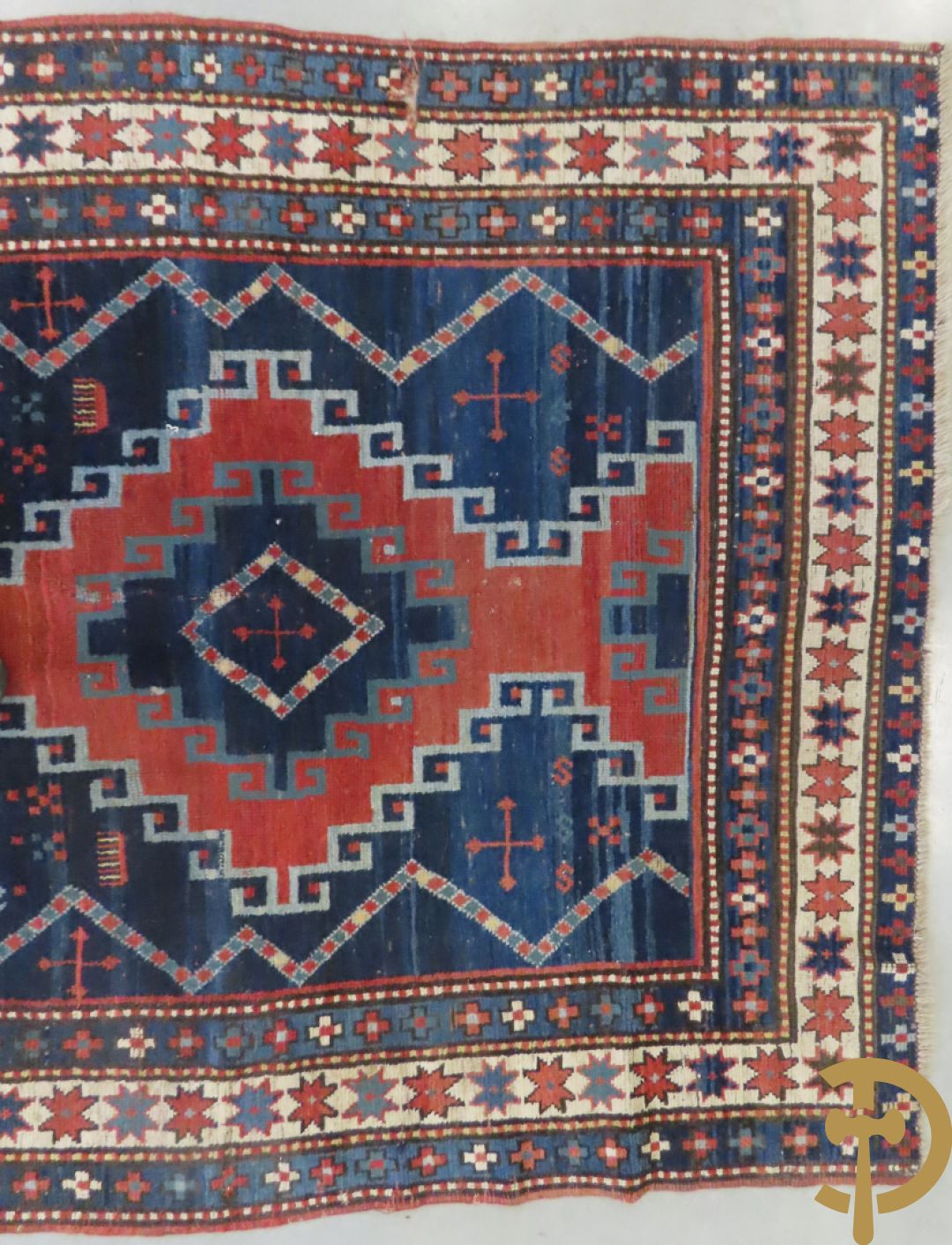 Oosterse handgeknoopt tapijt Kaukasus met geometrische motieven op blauwe fond