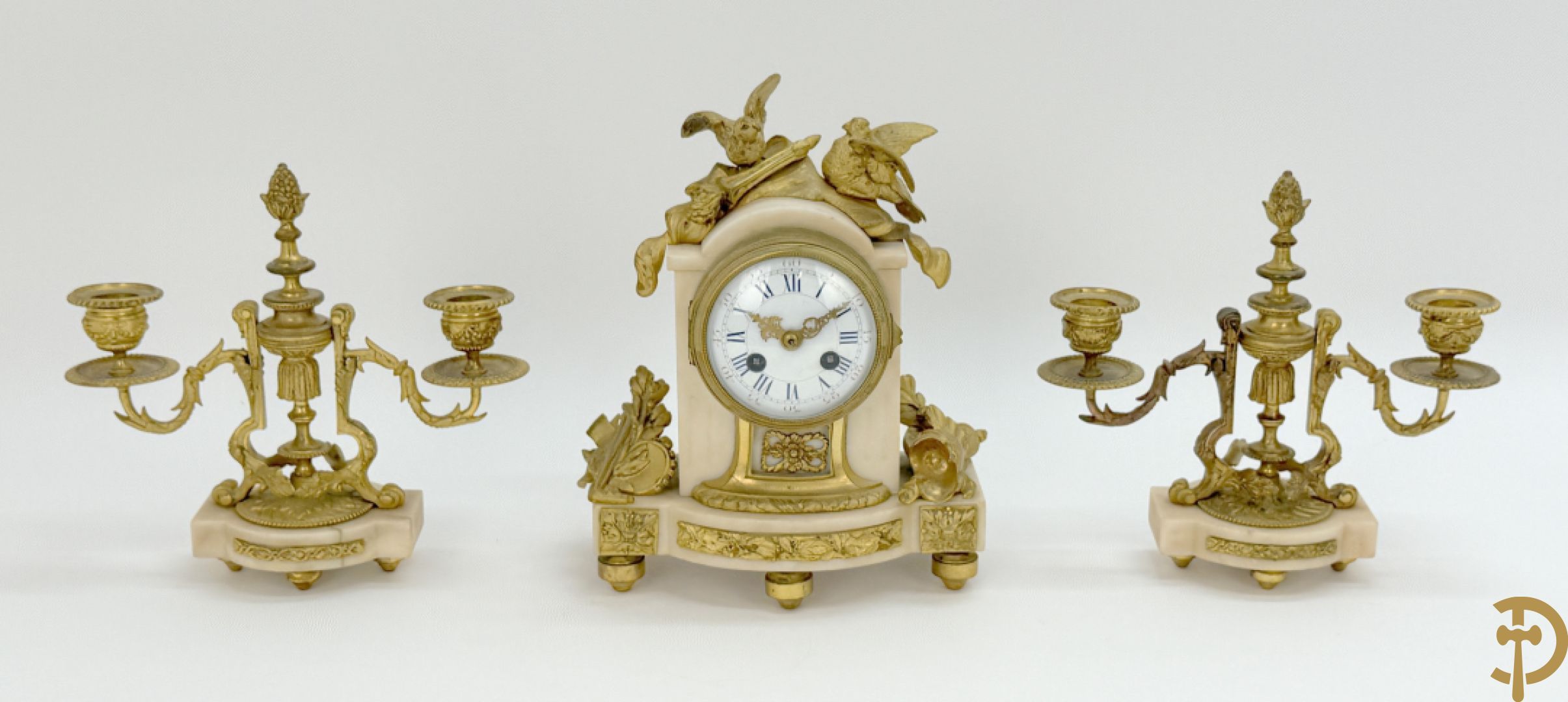 Driedelige garnituur met bronzen ornamenten van vogels en accanthusranken op marmeren basis