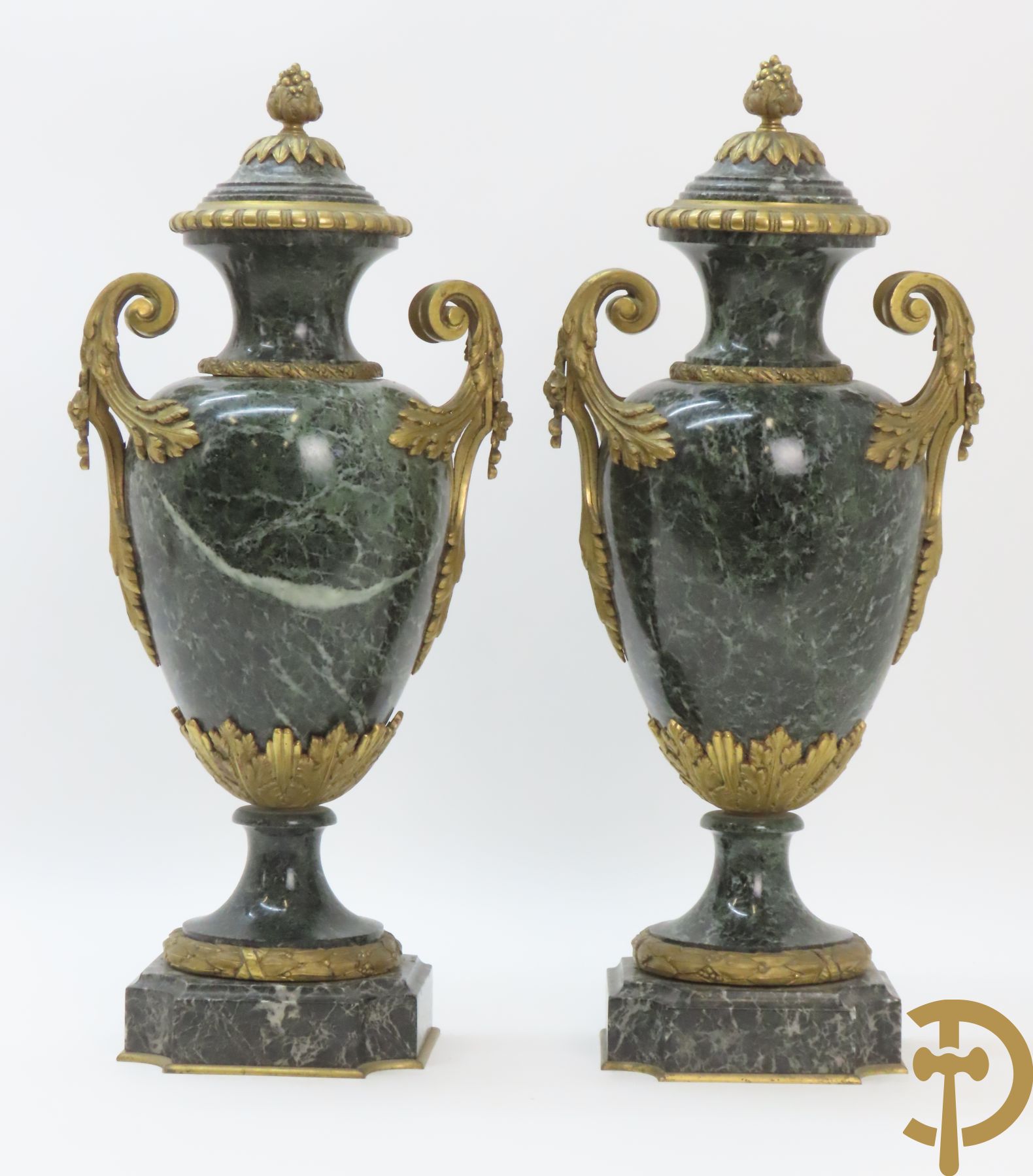 Paar marmeren cassolettes met los deksel, zijdelings bezet met accanthusranken en bloemen