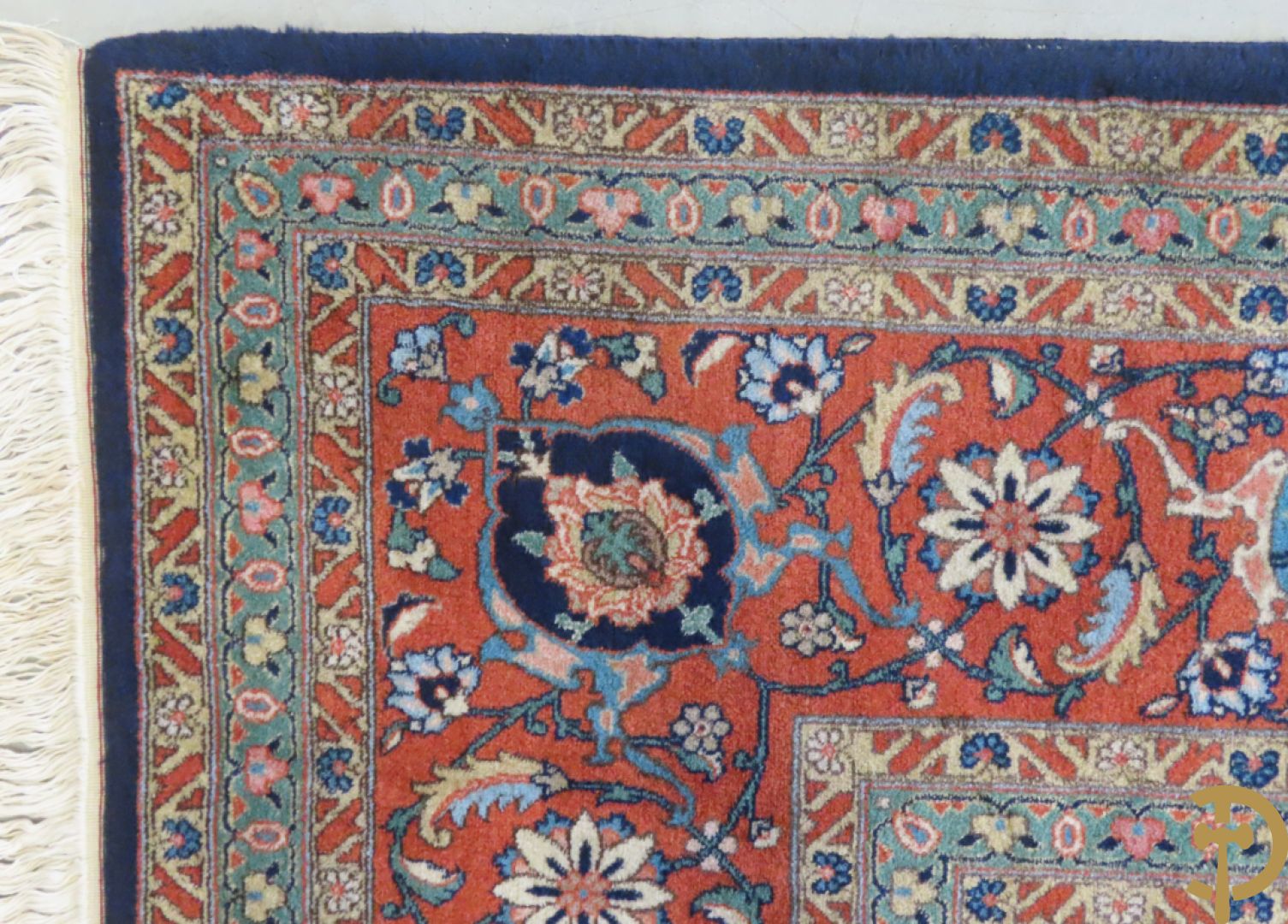 Oosters handgeknoopt tapijt met centraal decor op blauwe fond met bloemenmotieven