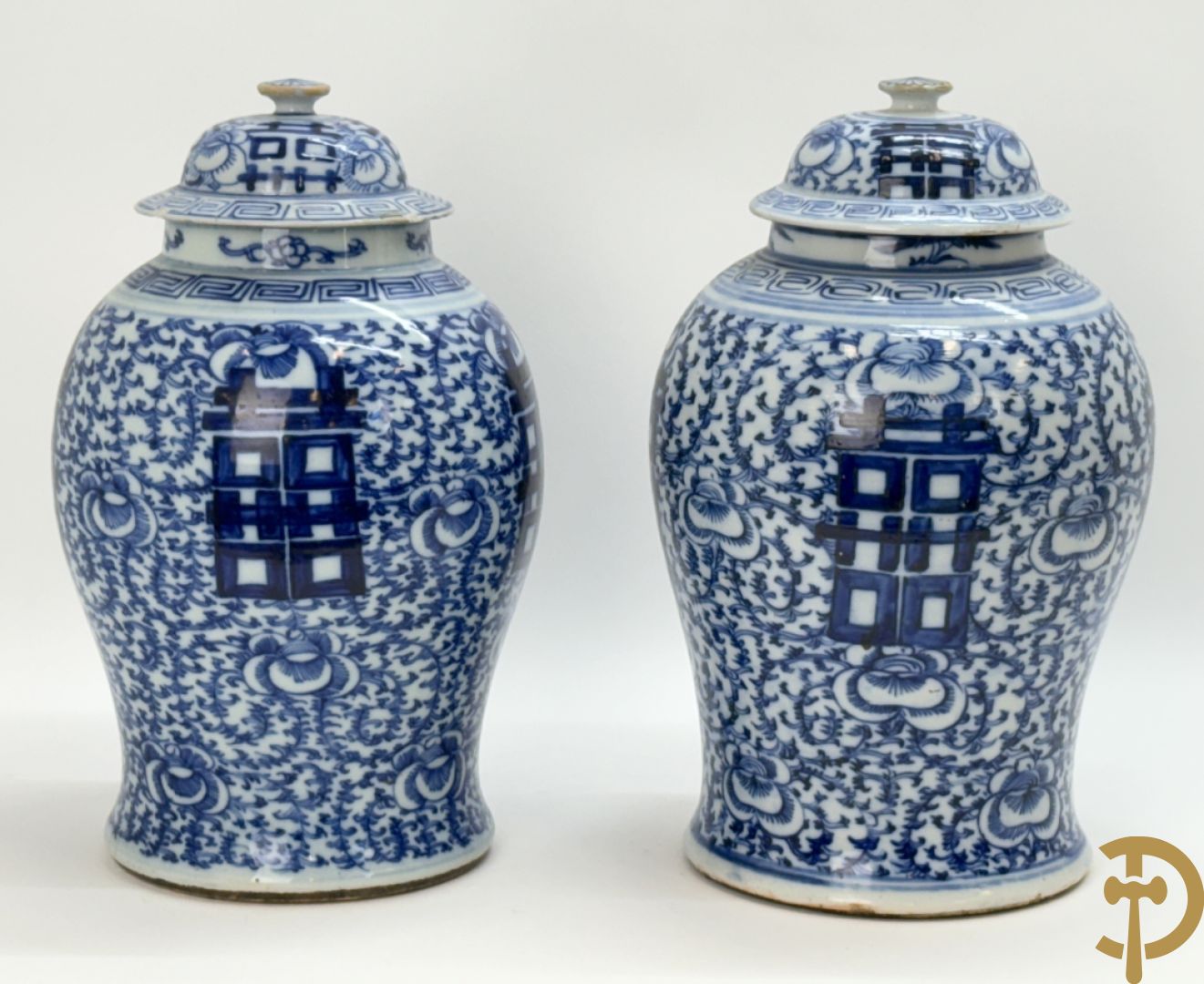 Paar blauw/witte Chinese porseleinen dekselpotiches met bloemen en Chinese tekens