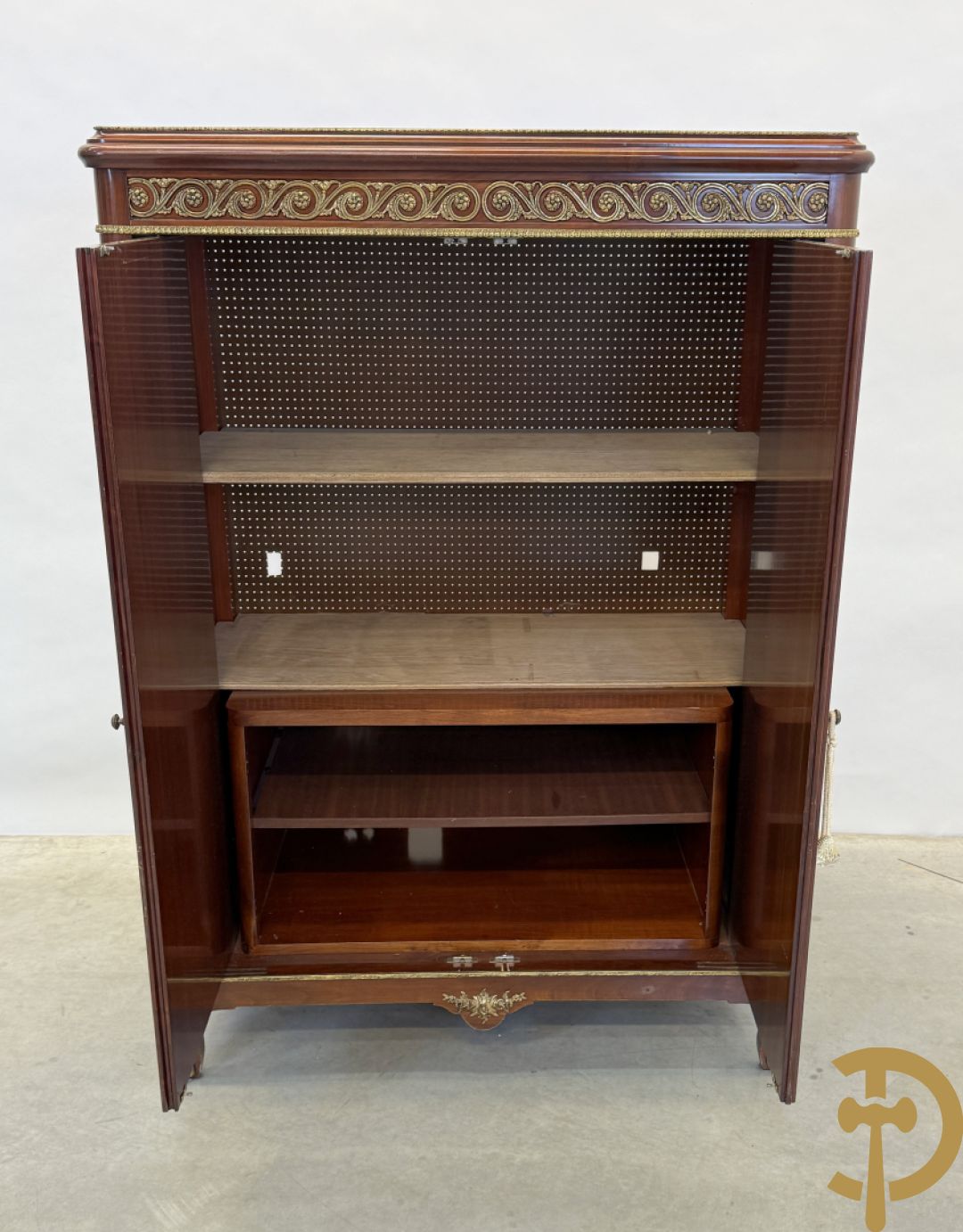 Notelaren tweedeurskast met bronsbeslag