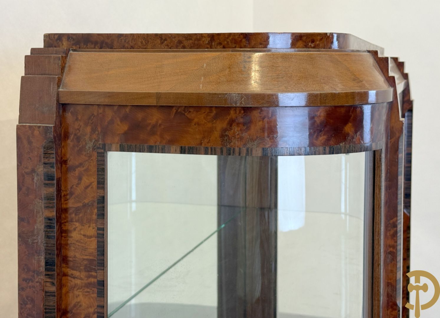 Wortelnotehouten vitrine met afgeronde zijkanten en inleg van palissander