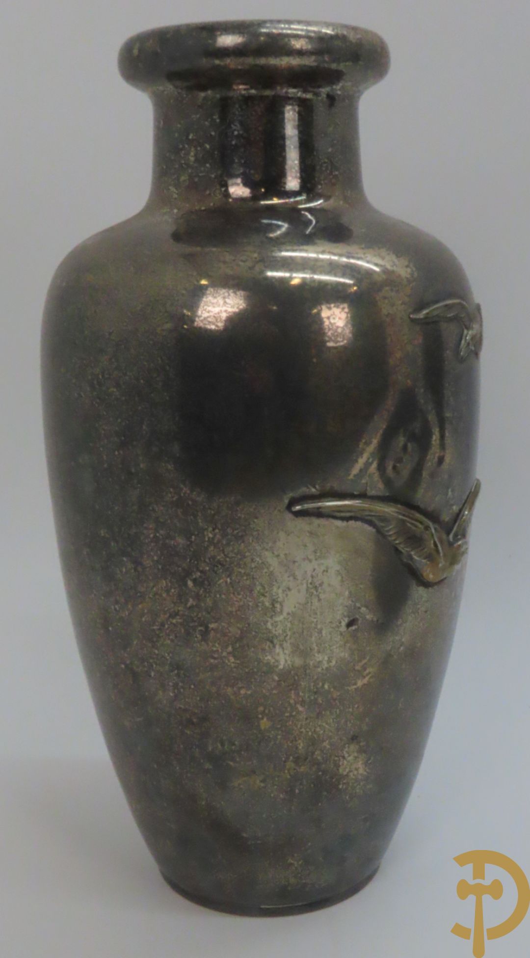 Verzilverde vaas met vogeldecor, Kayser gemerkt + 3 tinnen Art Deco vaasjes w.o. 1 gemerkt Hering + tinnen Art Deco inktstel