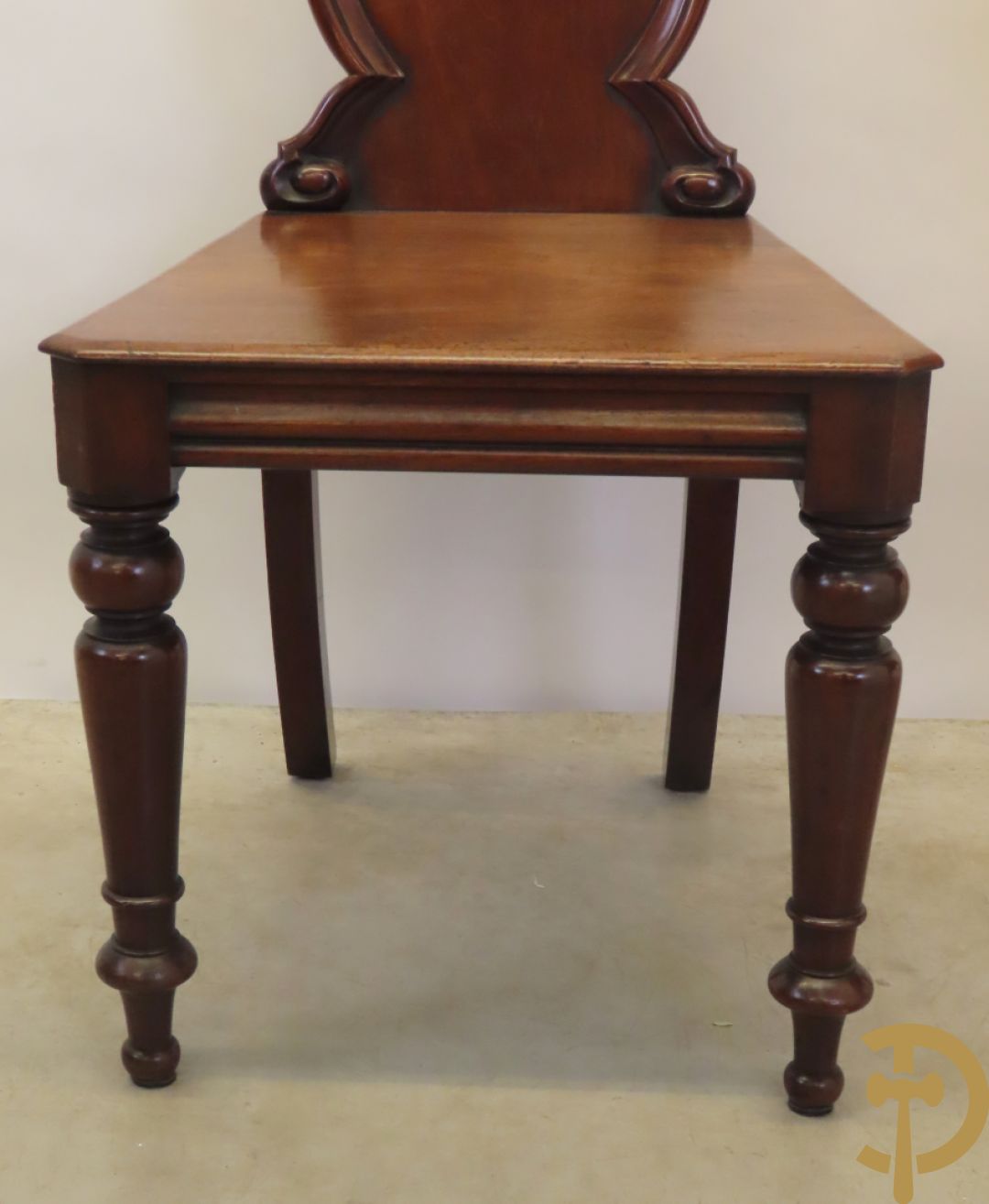 Twee Engelse mahoniehouten hall chairs, 2e helft 19e