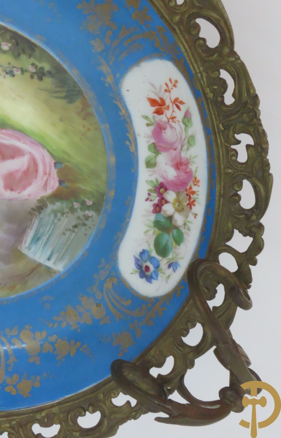 Porseleinen Sèvres schotel met handbeschilderd romantisch tafereel van lieflijk koppel gevat in bronzen houder - bezet met dameshoofden en accanthusranken, onderaan gemerkt Sèvres