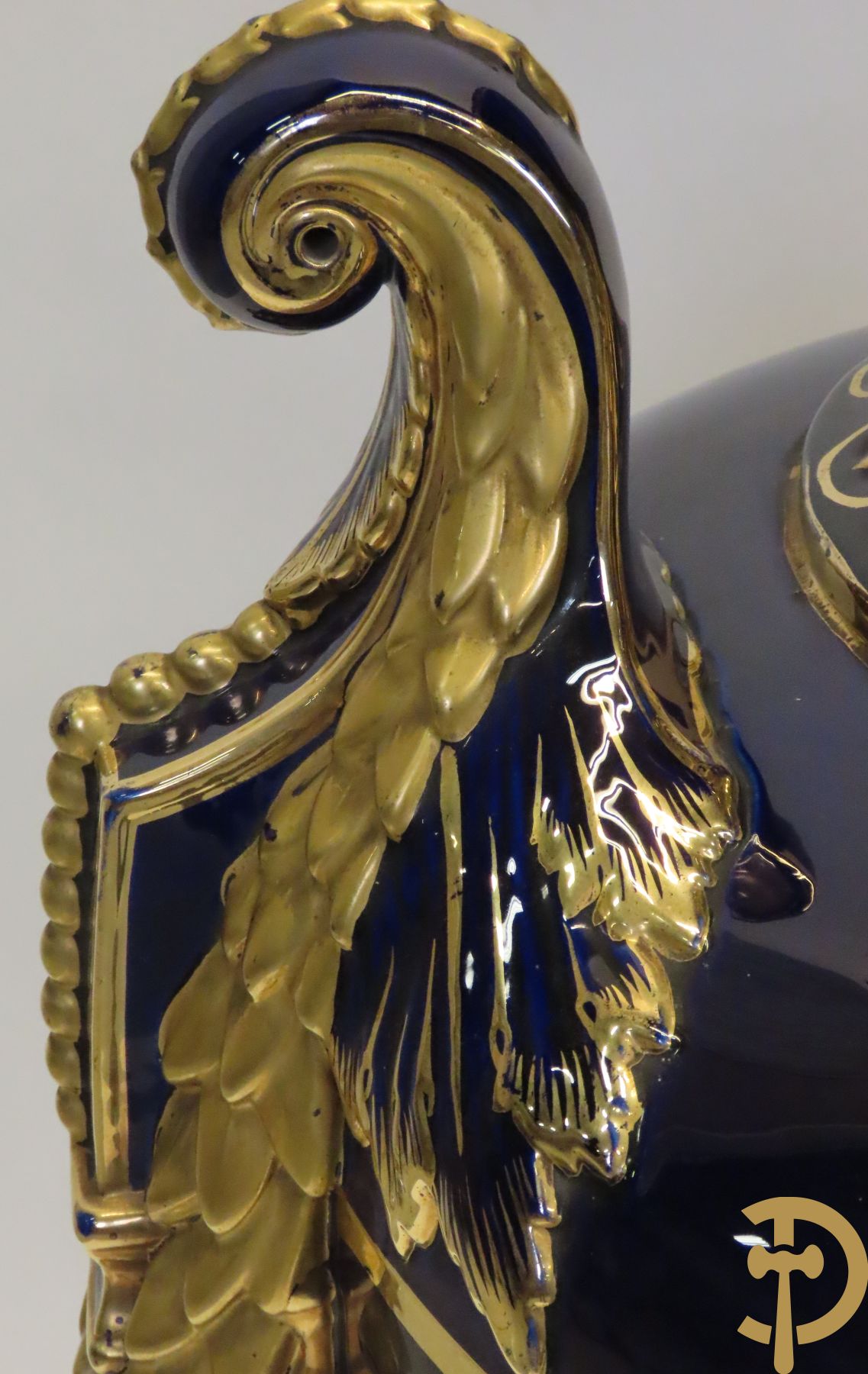 Grote kobaltblauwe porseleinen siervaas met deksel en accanthusranken opzij