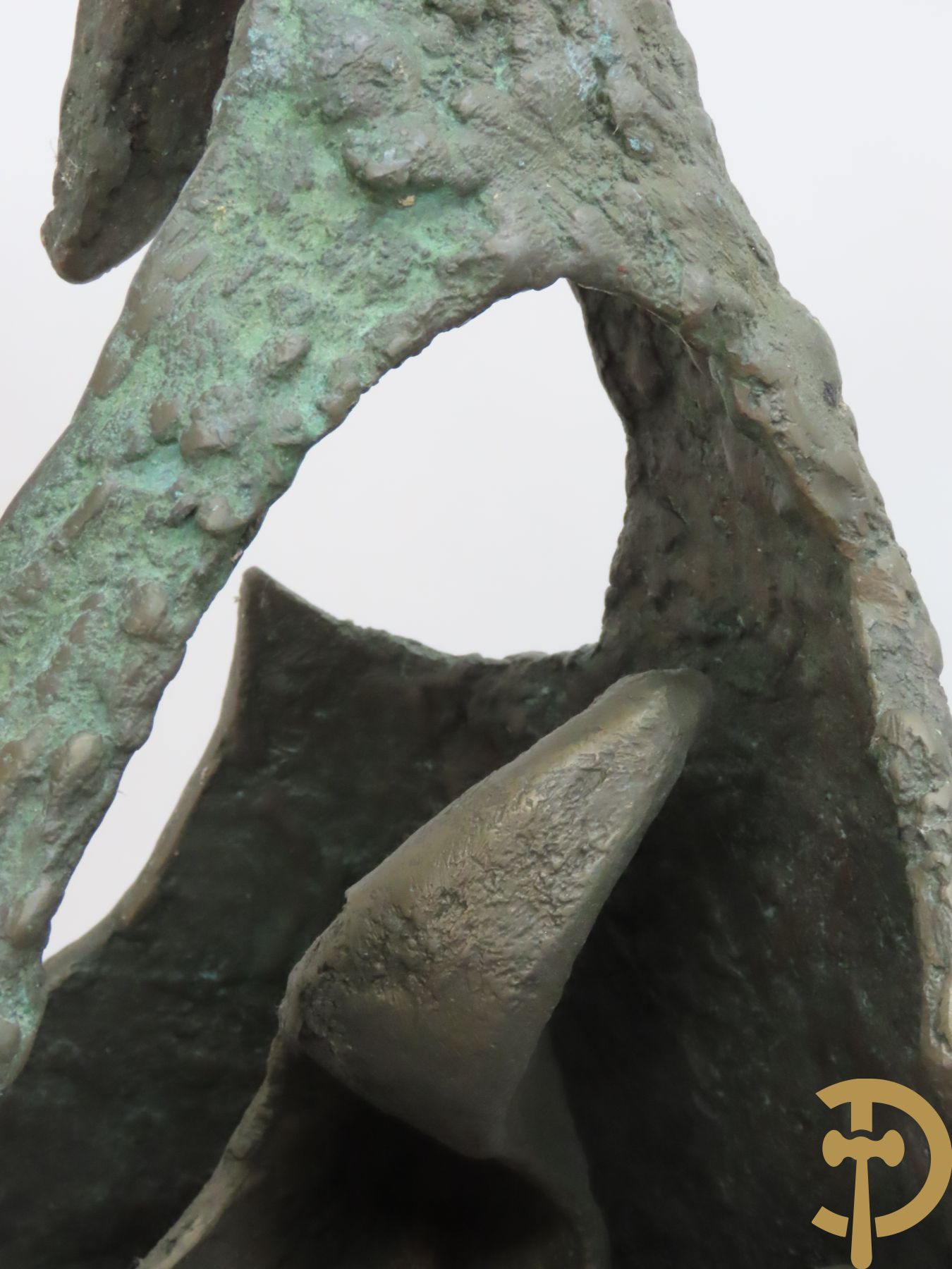 LAMPENS Mark getekend op arduinene sokkel - Kegelvormige bronssculptuur met grillig rolwerk