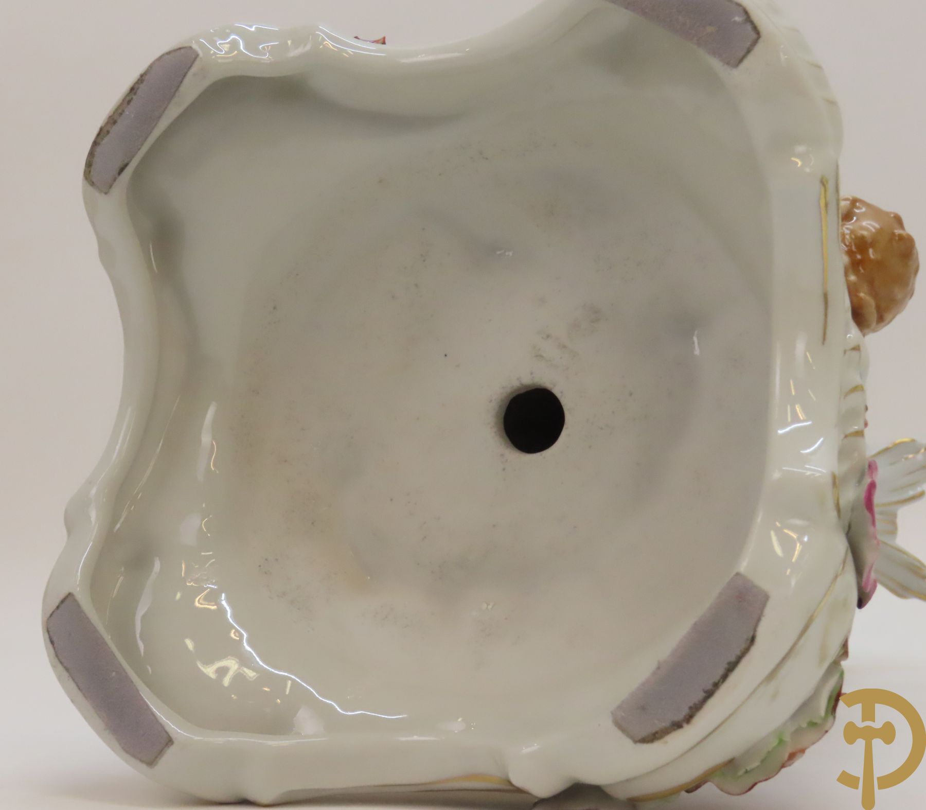 Twee porseleinen vijfarmige kandelaars met cupido