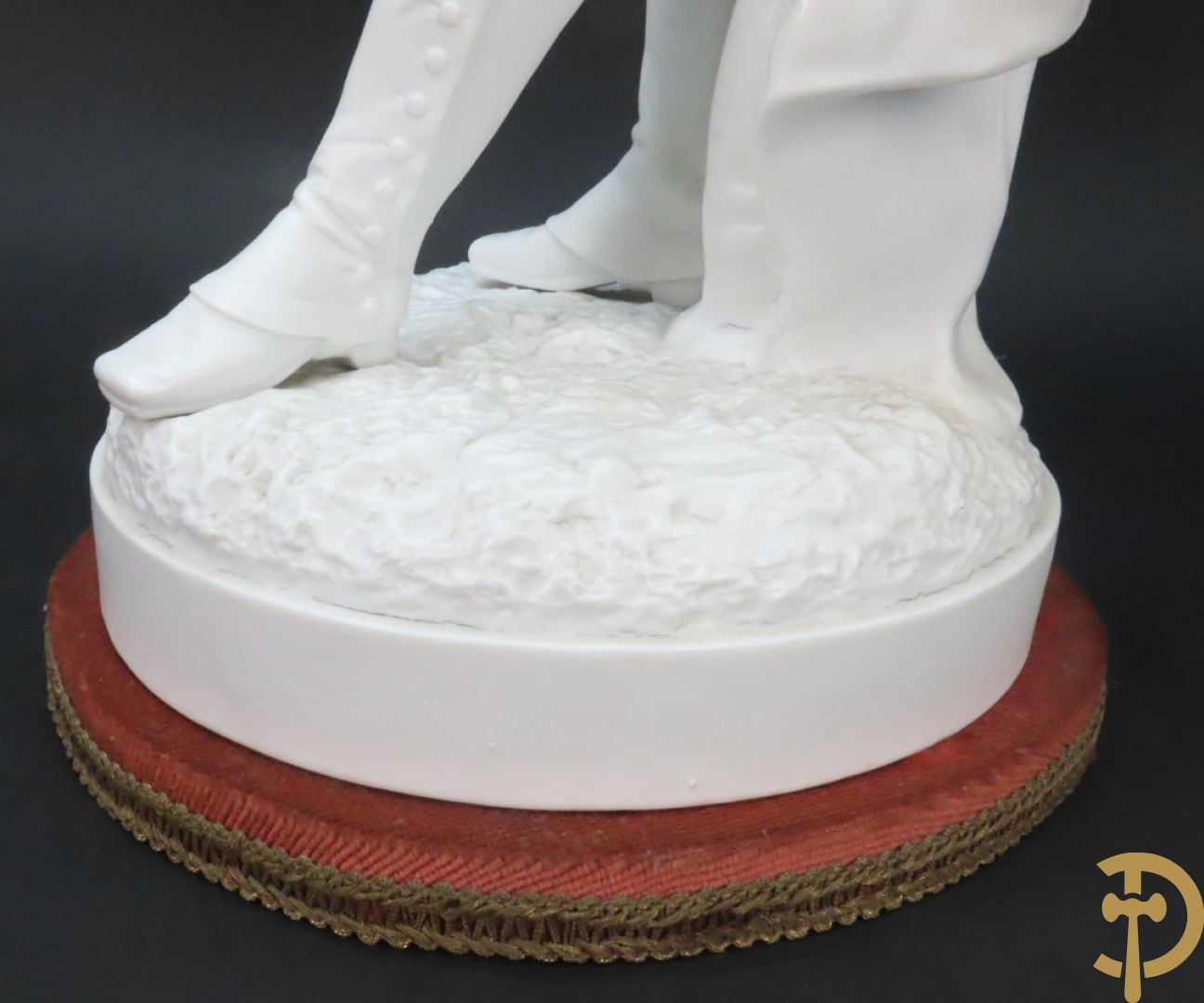 Paar grote witte biscuits van elegant koppel, onderaan gemerkt AM