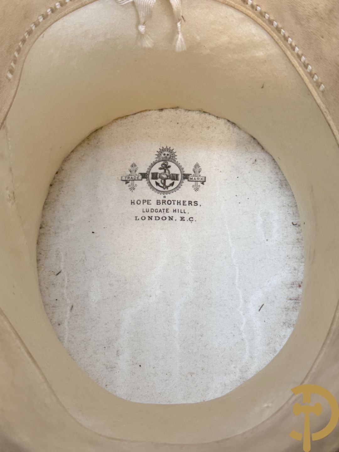 Engelse lederen hoedendoos + rond lederen doosje met lederen etui met verrekijker