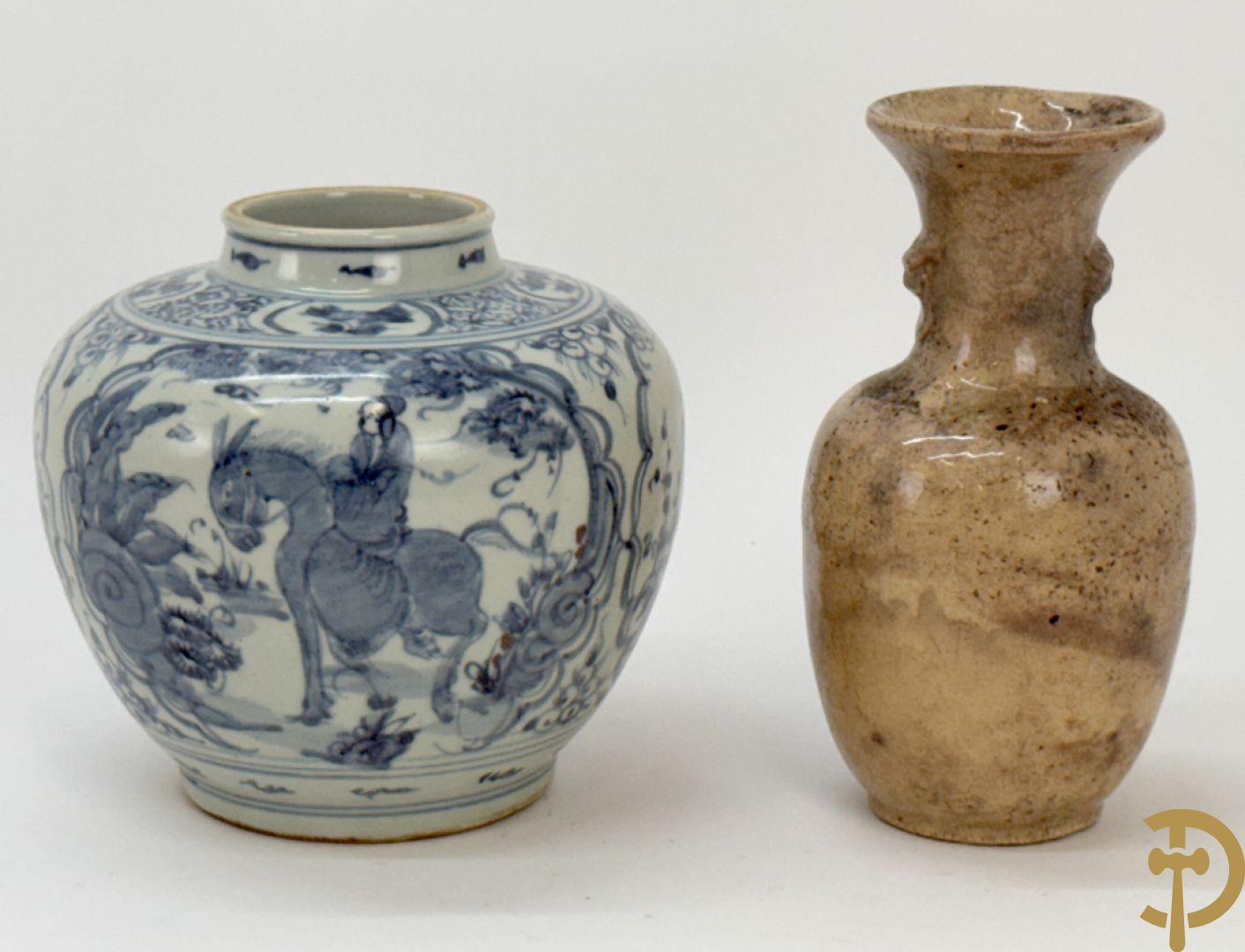 Porseleinen Chinese bolvormige vaas met geanimeerde taferelen + Chinees aardewerken vaasje