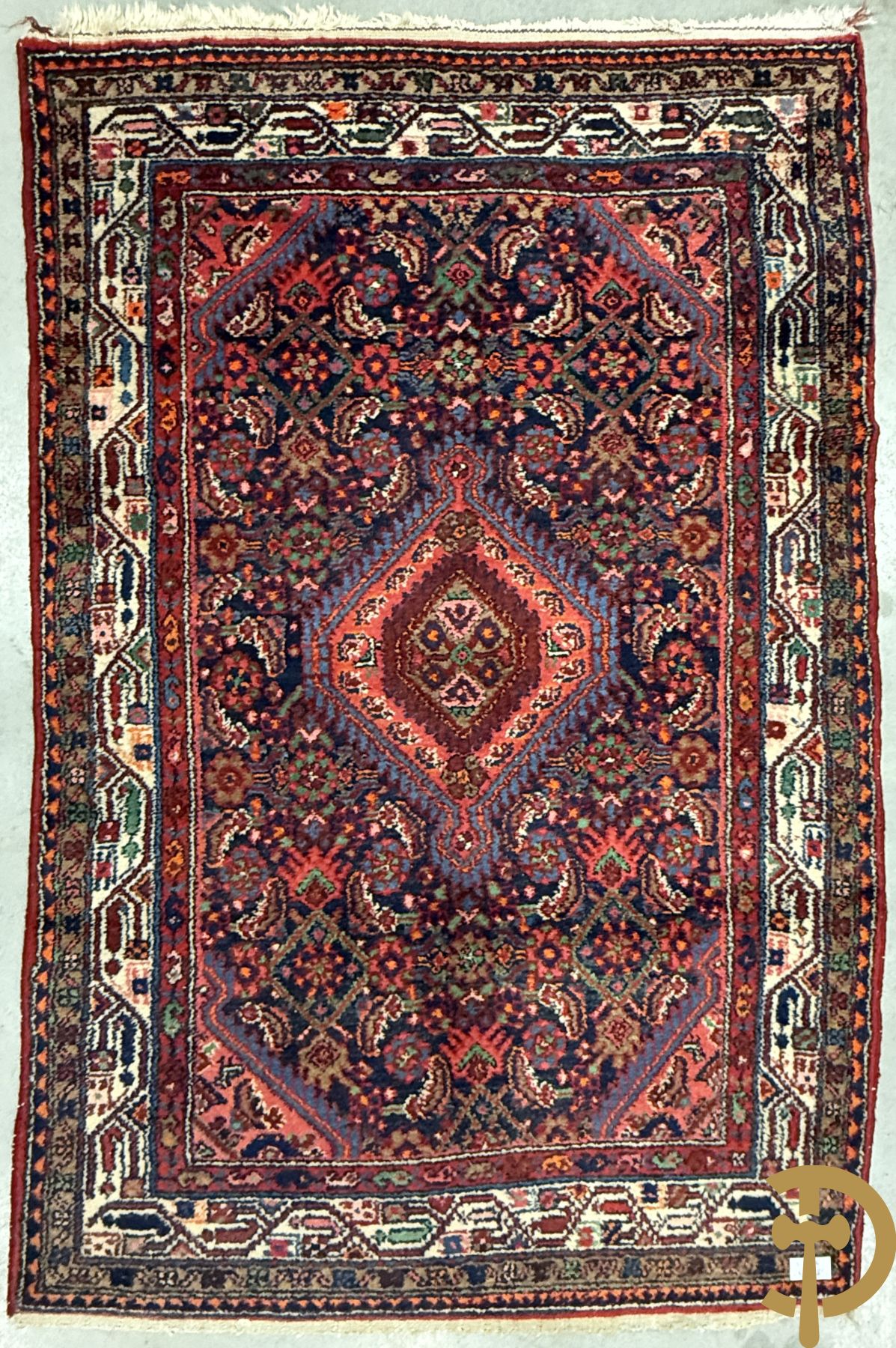 Drie oosterse handgeknoopte tapijten met bloemen- en vazendecor