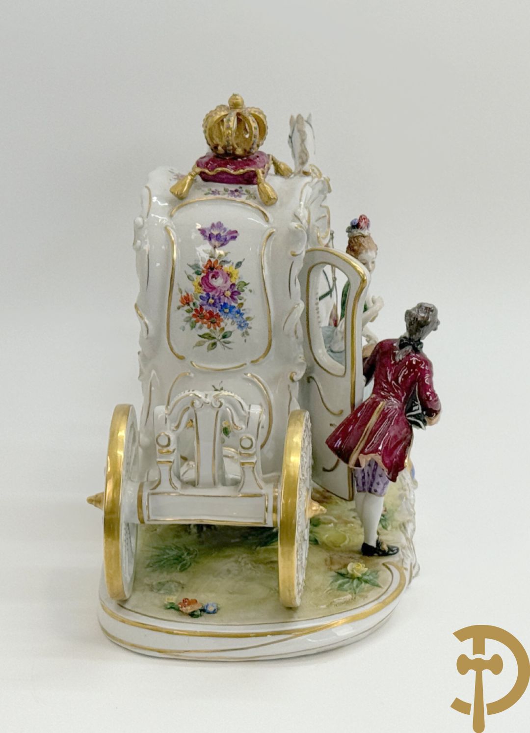 Porseleinen meerkleurige groep met koets, edeldame, lakei, ruiter en 2 paarden