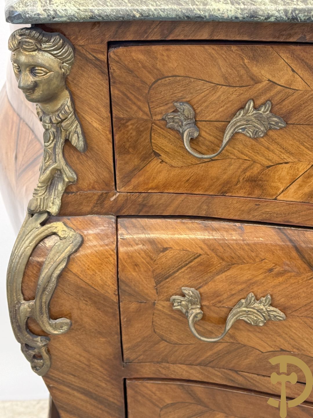 Notelaren drielandencommode met bronsbeslag en groen marmeren blad