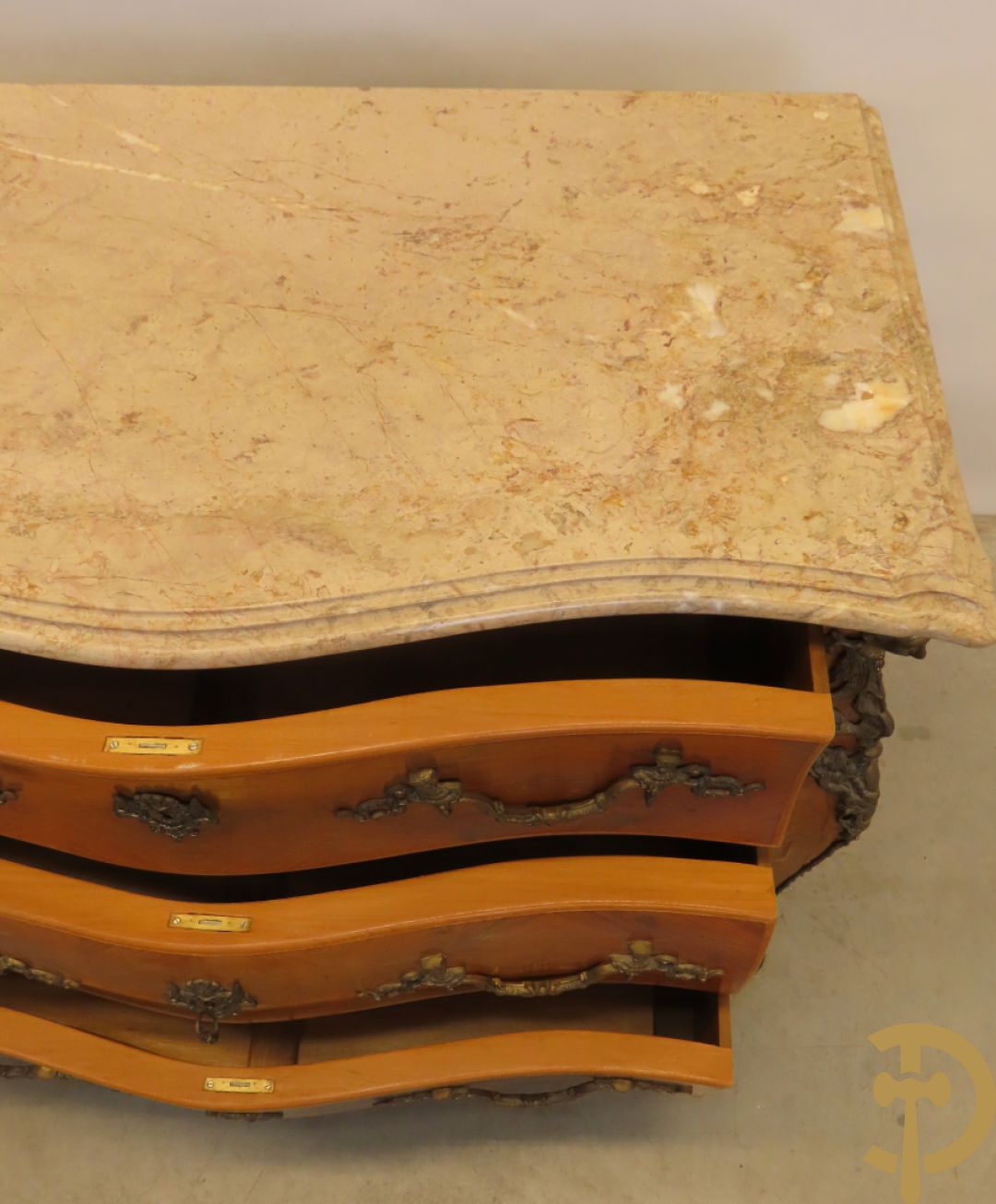Notelaren gebombeerde drieladencommode met bronsbeslag en mazarinkoppen opzij - bovenaan met marmeren blad