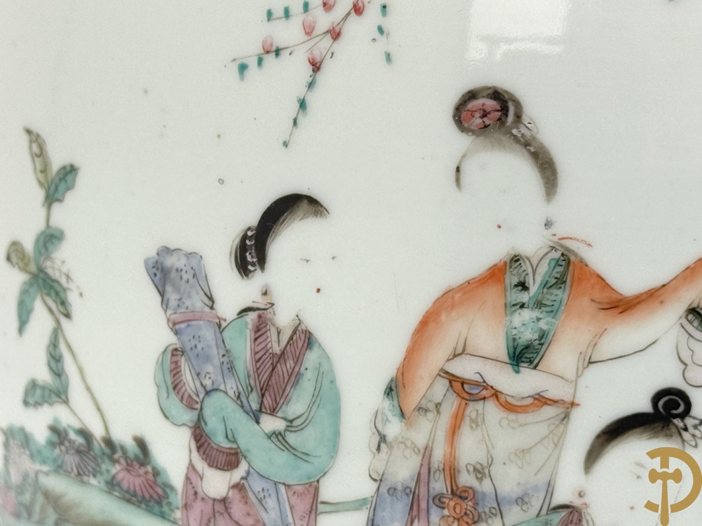 Paar Chinese porseleinen vazen met geisha decor en dames in landschap