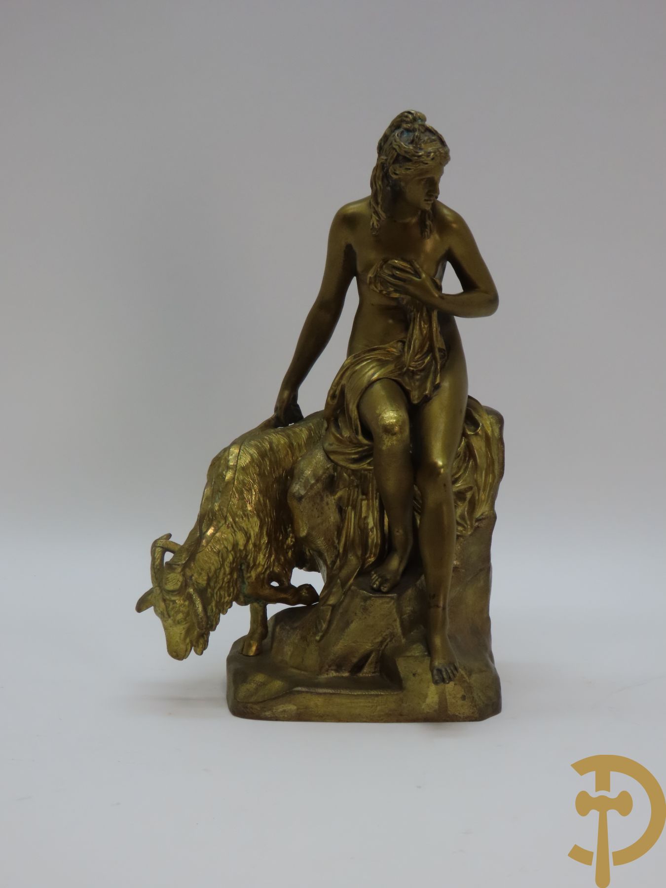 Ongetekend 'Zittende dame met bok' vuurverguld bronzen beeld