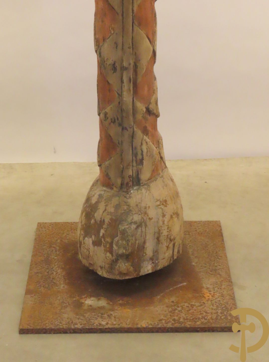 Afrikaans gekleurd decoratief sierelement als totempaal op ijzeren sokkel