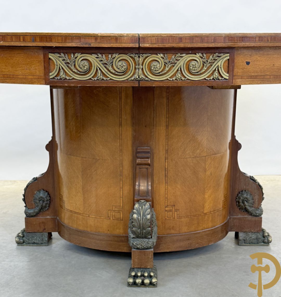 Ovale geparketteerde notelaren tafel bezet met bronzen ornamenten, Art deco Decoene