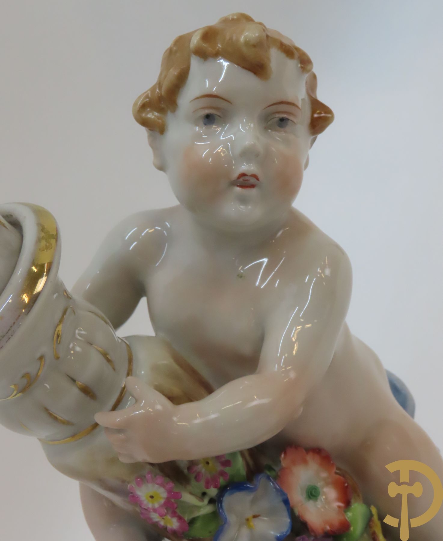 Twee porseleinen vijfarmige kandelaars met cupido