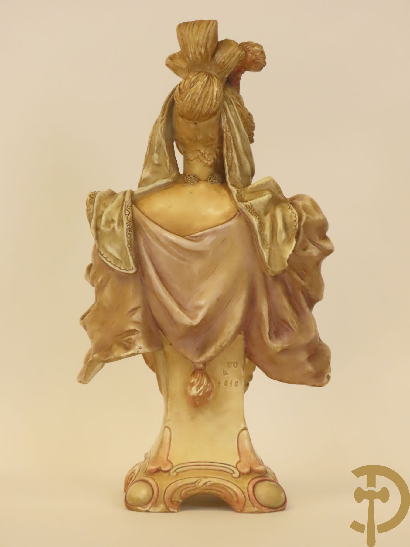 Meerkleurige porseleinen damesbuste + 14 biscuits