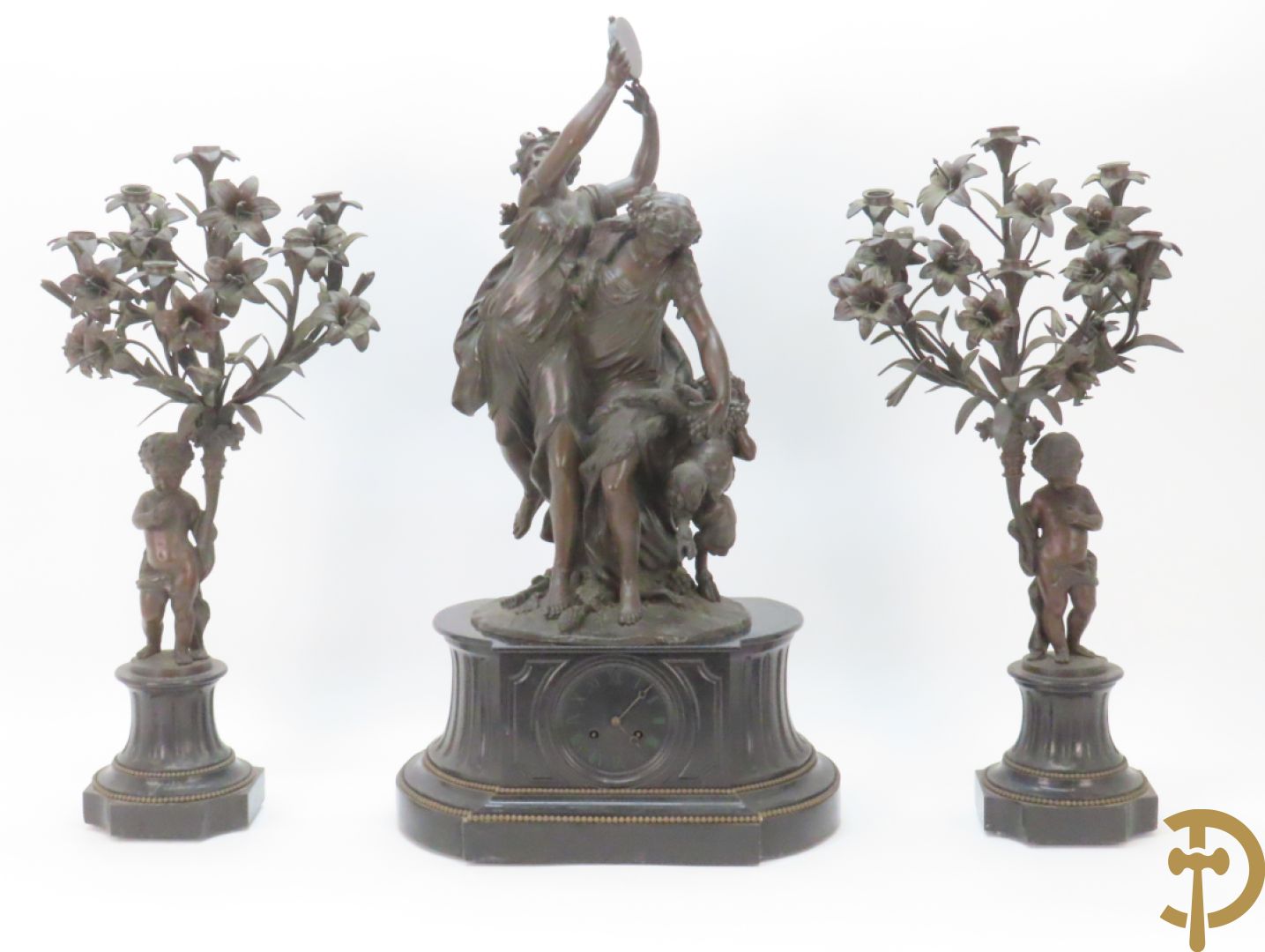 CLODION getekend - Paar elegante bronzen dames met tambour en fruit, geflankeerde door jonge faune, op marmeren klokstel - opgebouwd als garnituur met 2 kandelaars met bronzen kindjes dragende een toorts met bloemen en kaarsen