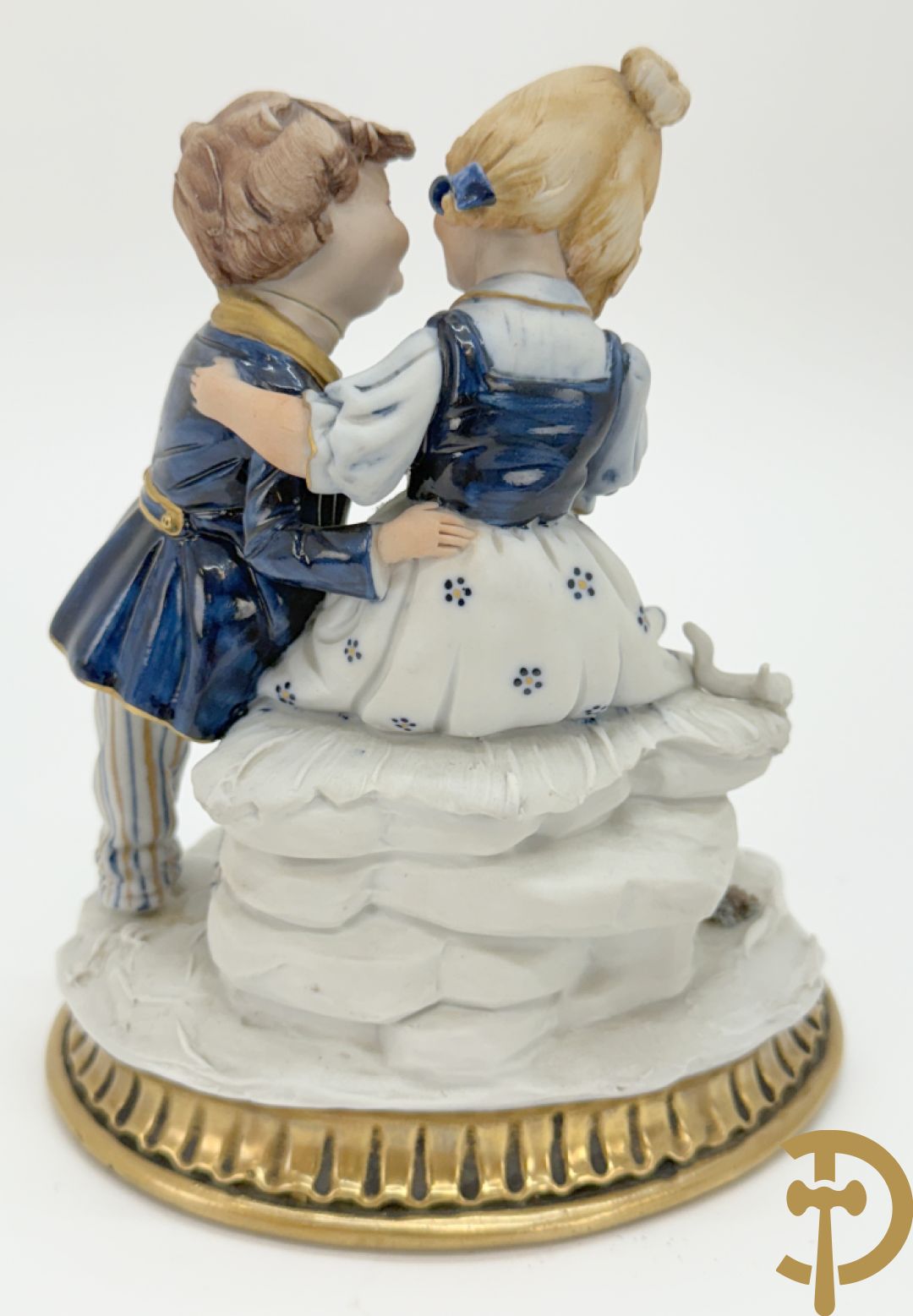 Paar gekleurde porseleinen sierbeeldjes op bronzen voet, Capo di Monte + 2 sierbeeldjes op bronzen voet