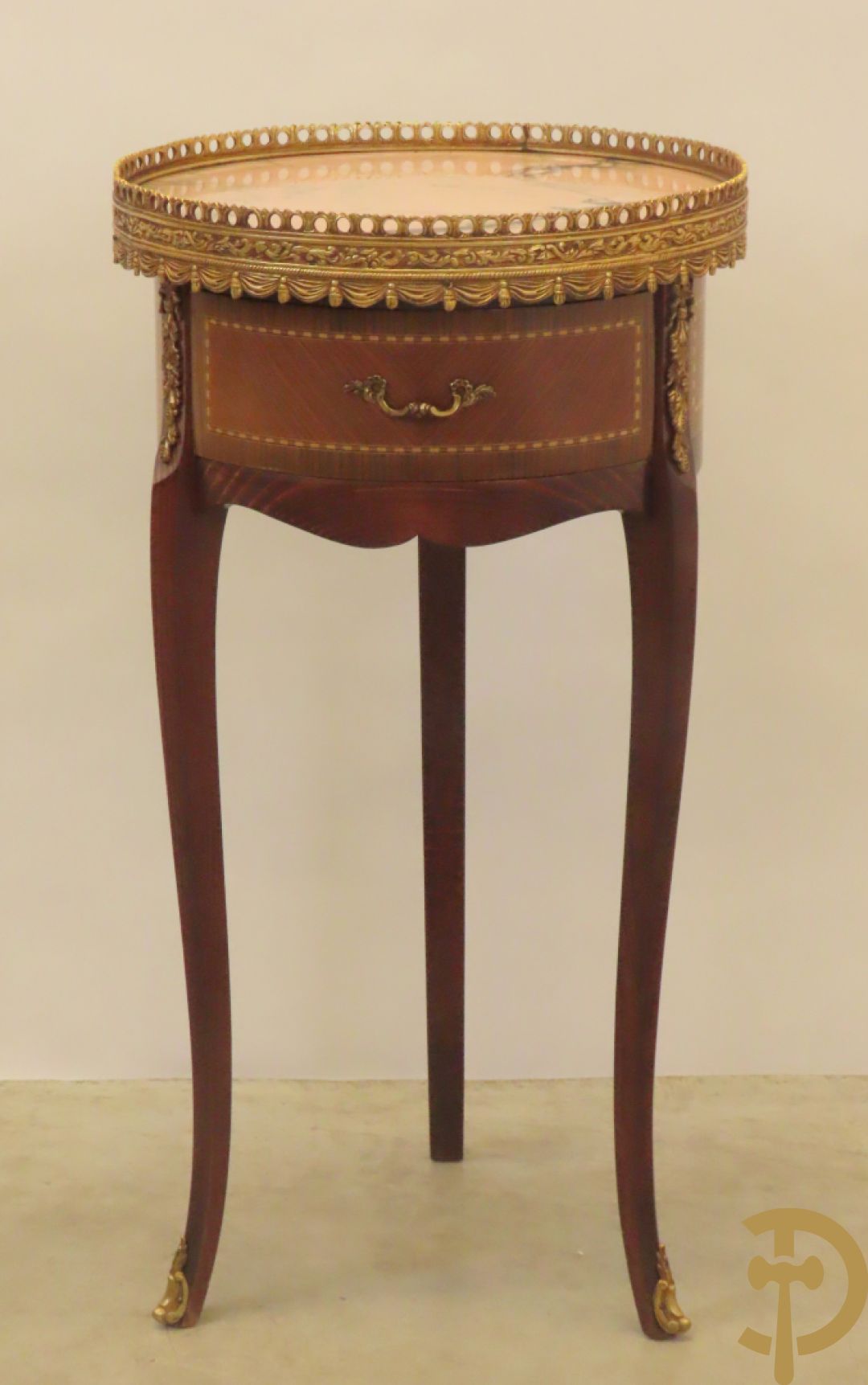 Vergulde notelaren bijzettafel bezet met bronsbeslag en marmeren blad op drie poten