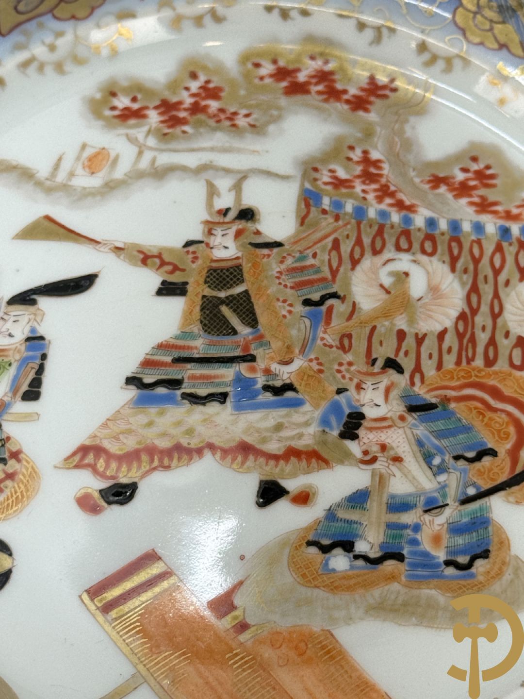 Paar Japanse meerkleurige porseleinen schalen met krijgerdecor op voet