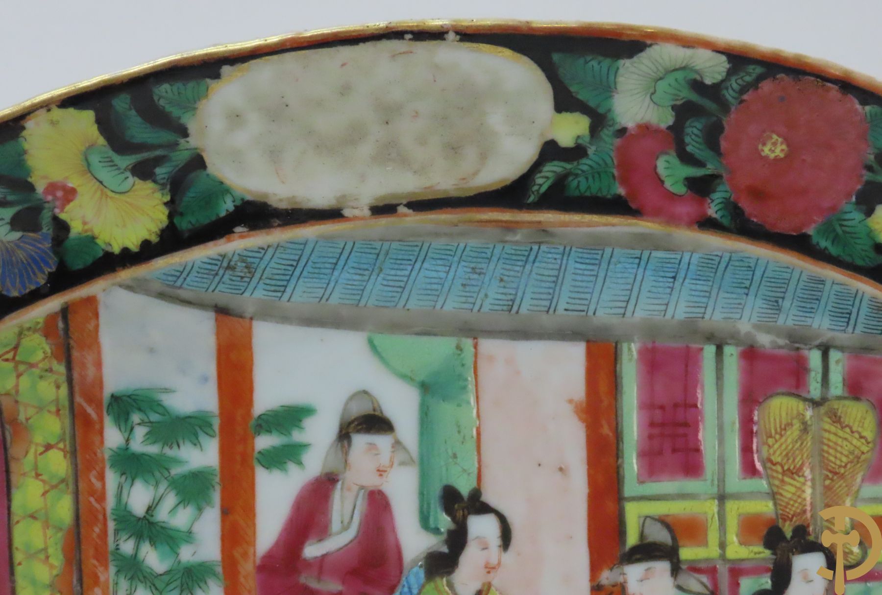 Ovaal Chinees porseleinen Kantonbord met geanimeerde interieurscène, omrand door bloemen
