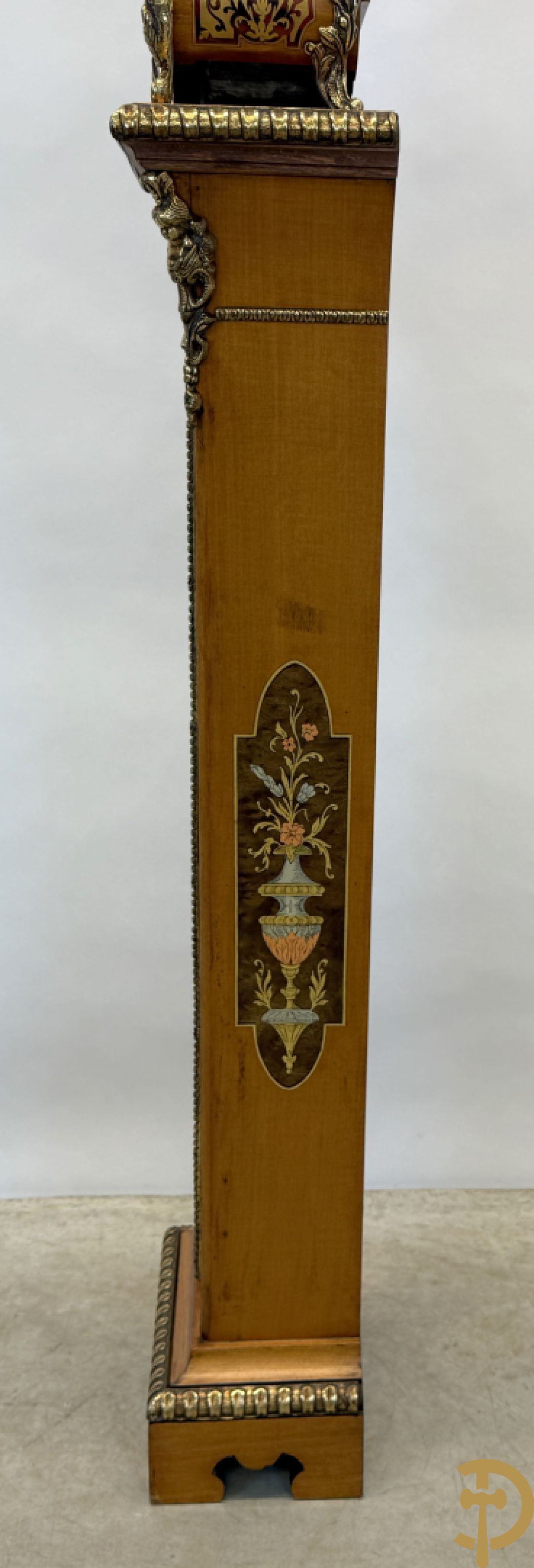 Italiaanse notelaren kartel met marqueterie en bronsbeslag, bovenaan bekroond met cupido - met bihhorende gemarqueteerde console met inleg van koper en schildpadimitatie, decor van amfoor en bronzen medusahoofd