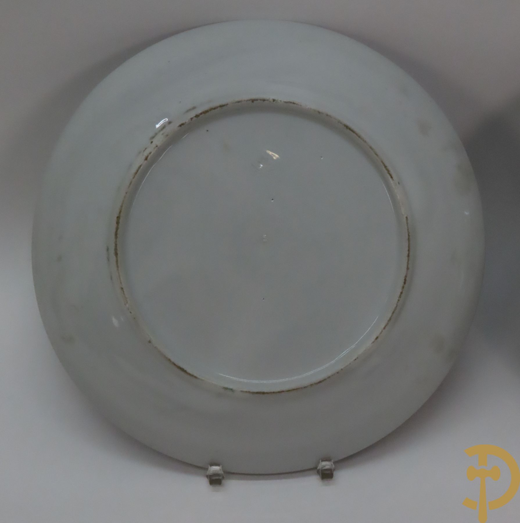 Paar porseleinen borden met vlinderdecor